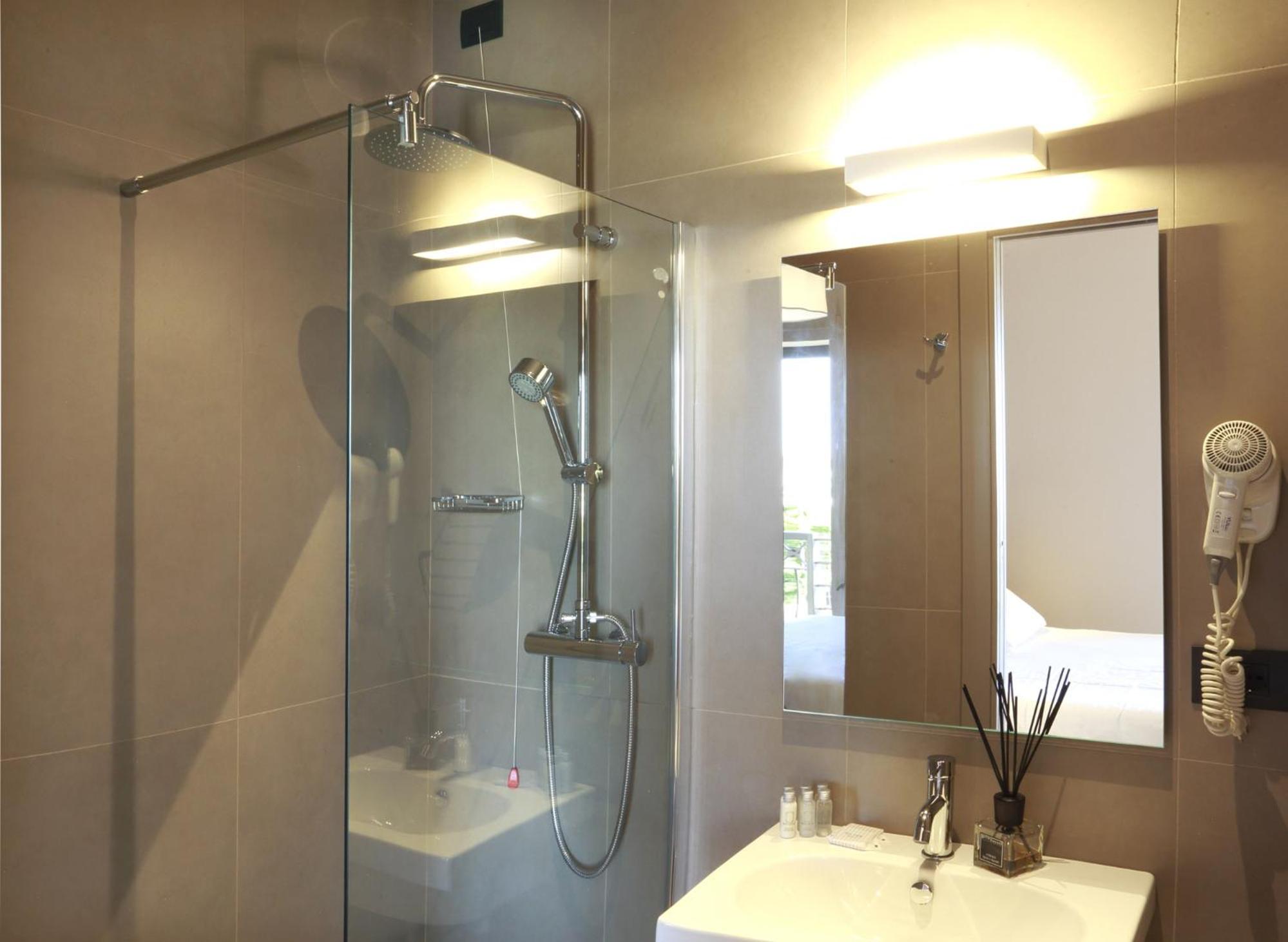 Standard Double or Twin Room - Photo 3