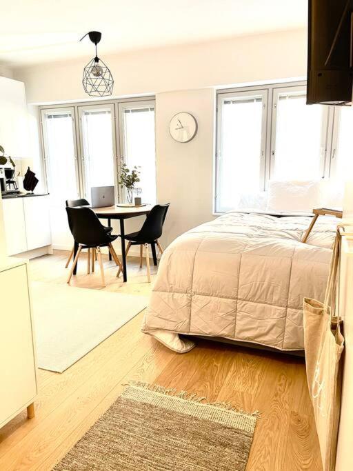 One-Bedroom Apartment photo 1