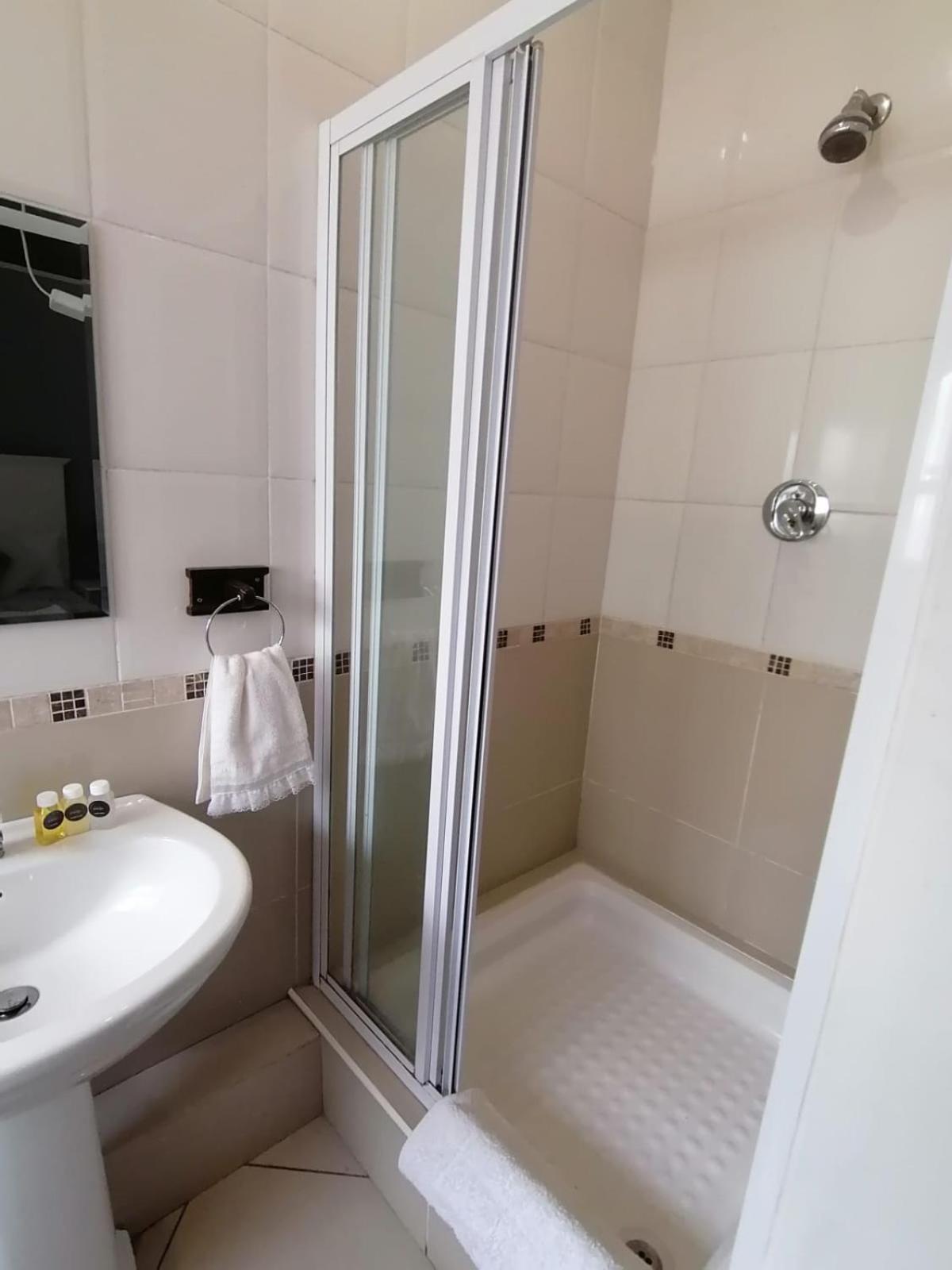 Budget Double Room - Photo 14
