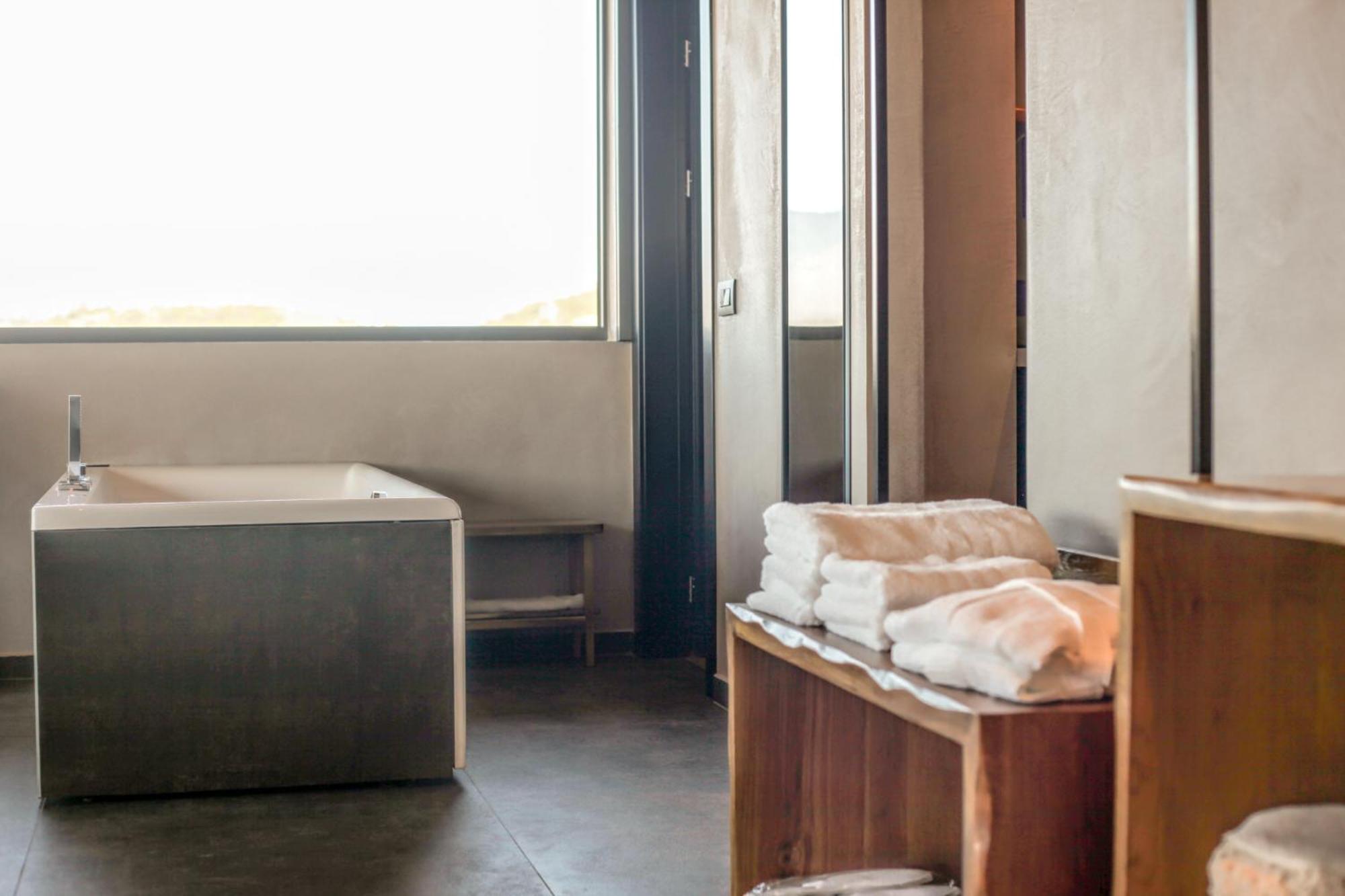 One-Bedroom Apartment - Photo 3