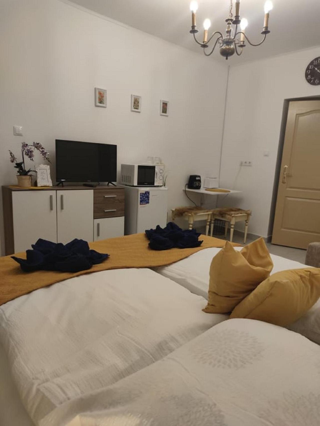 Double or Twin Room with Private Bathroom photo 3