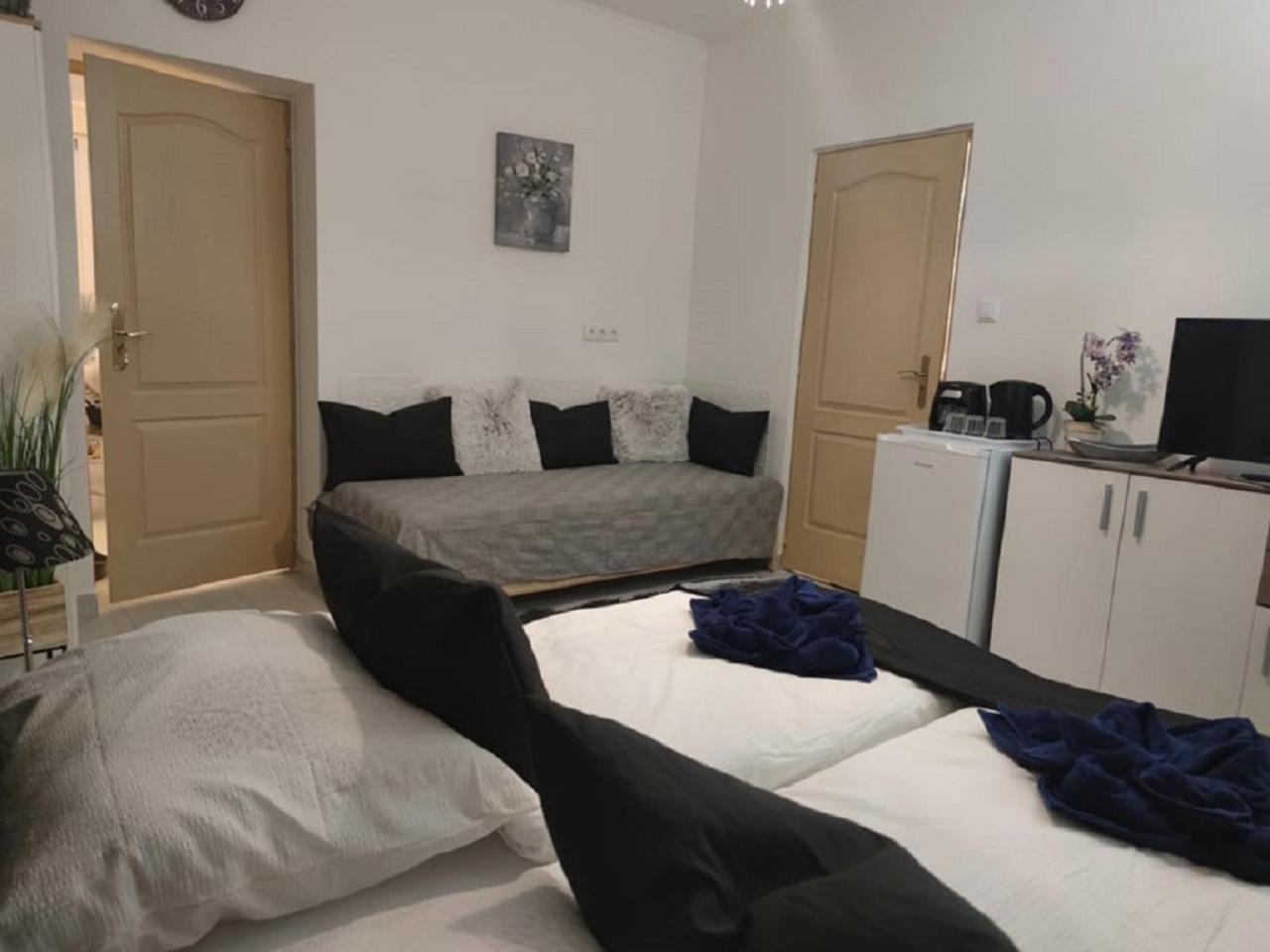 Twin Room with Private Bathroom photo 3