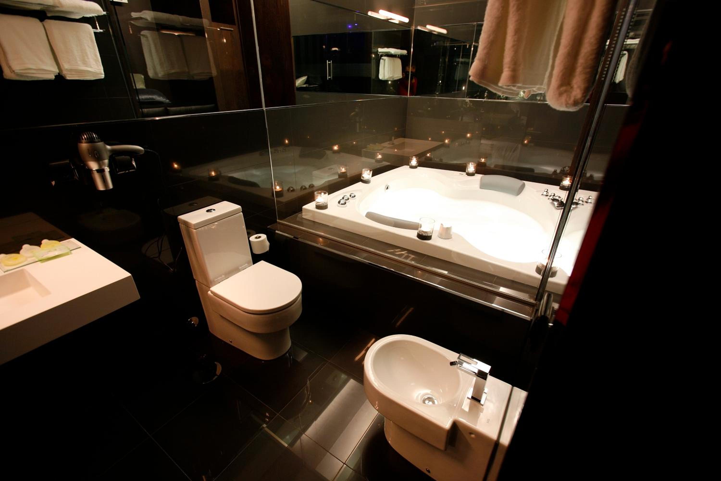 Standard King Room - Photo 11