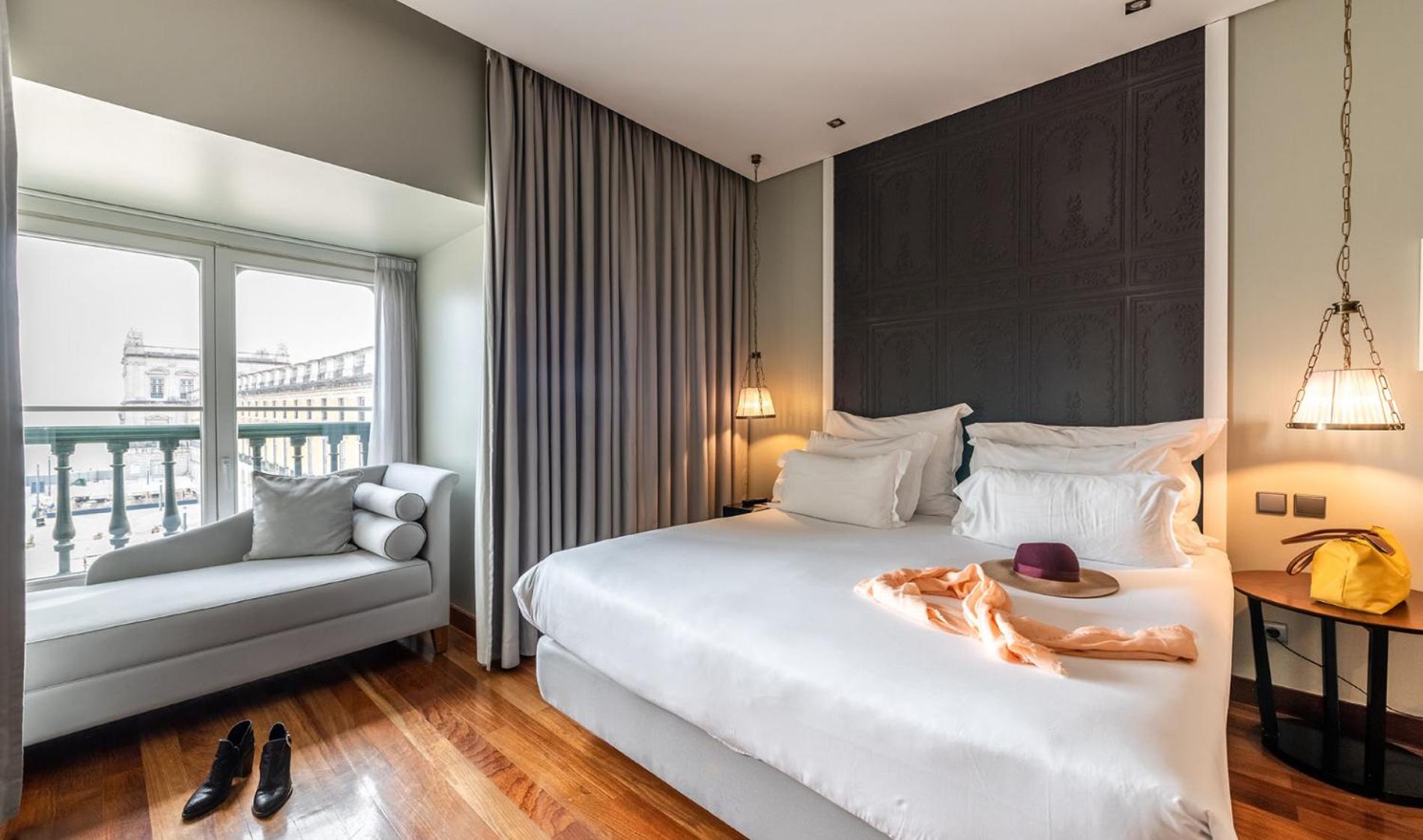 Premium Room with King Size Bed - Photo 1