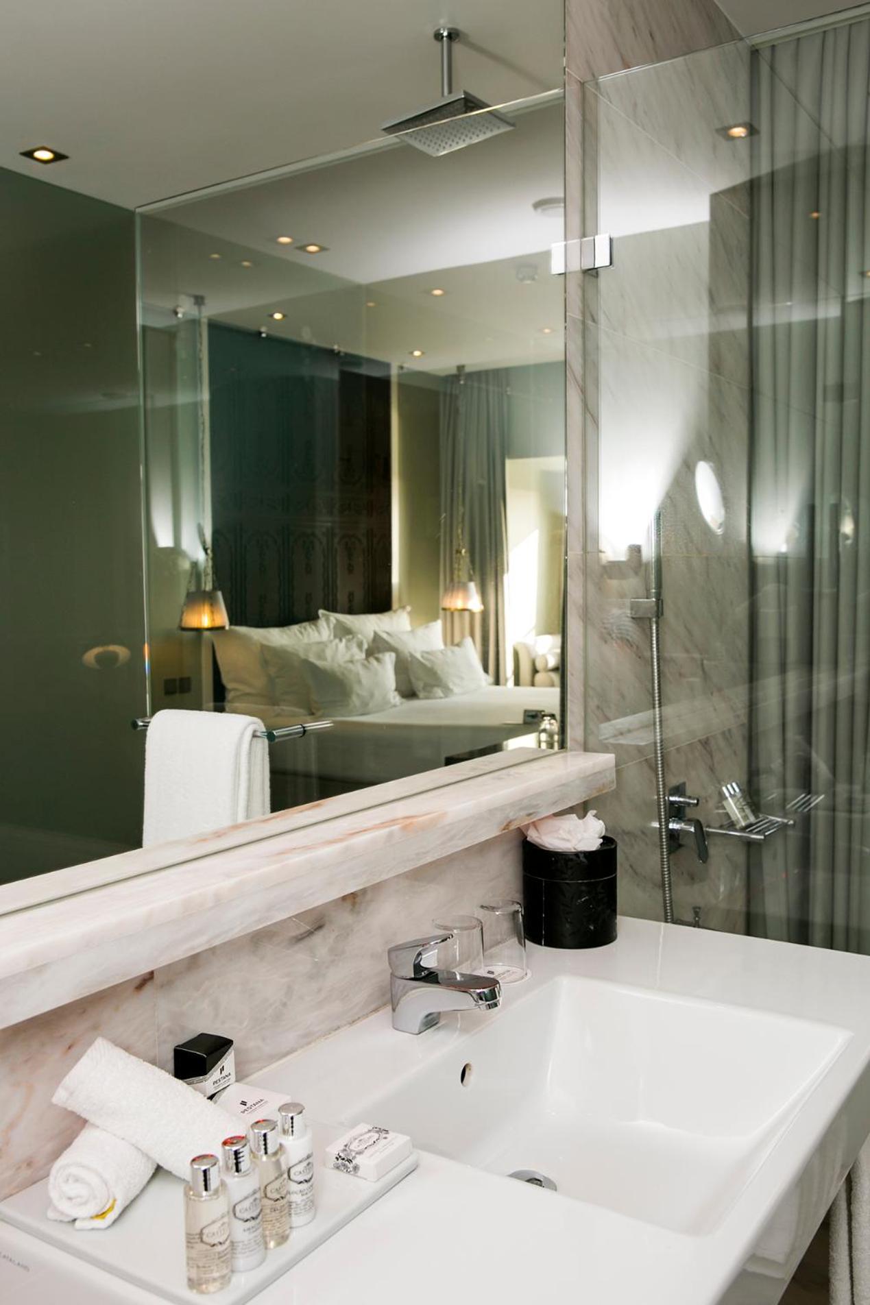 Deluxe Room with King Size Bed  (2 Adults + 1 Child) - Photo 5