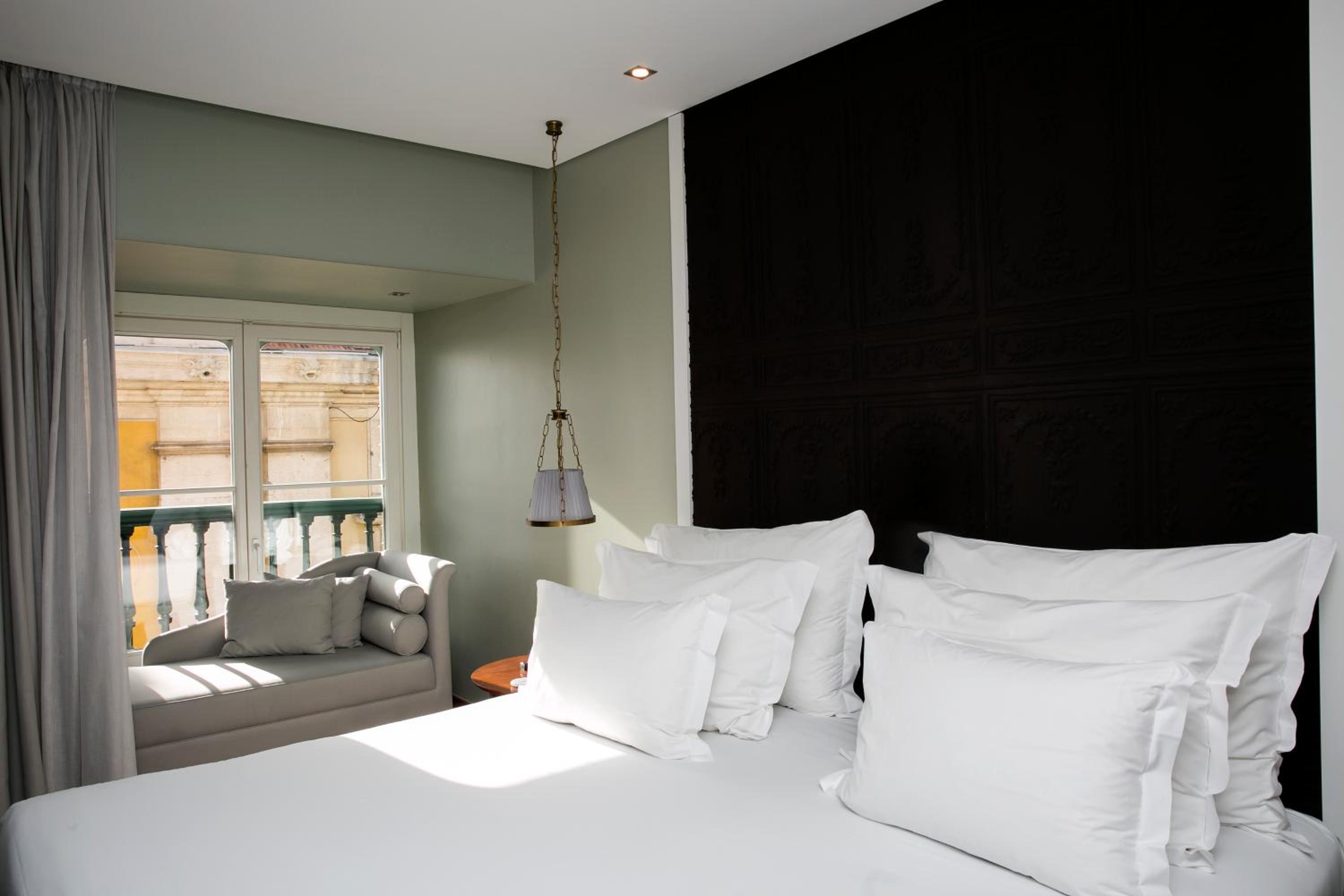 Premium Room with King Size Bed - Photo 4