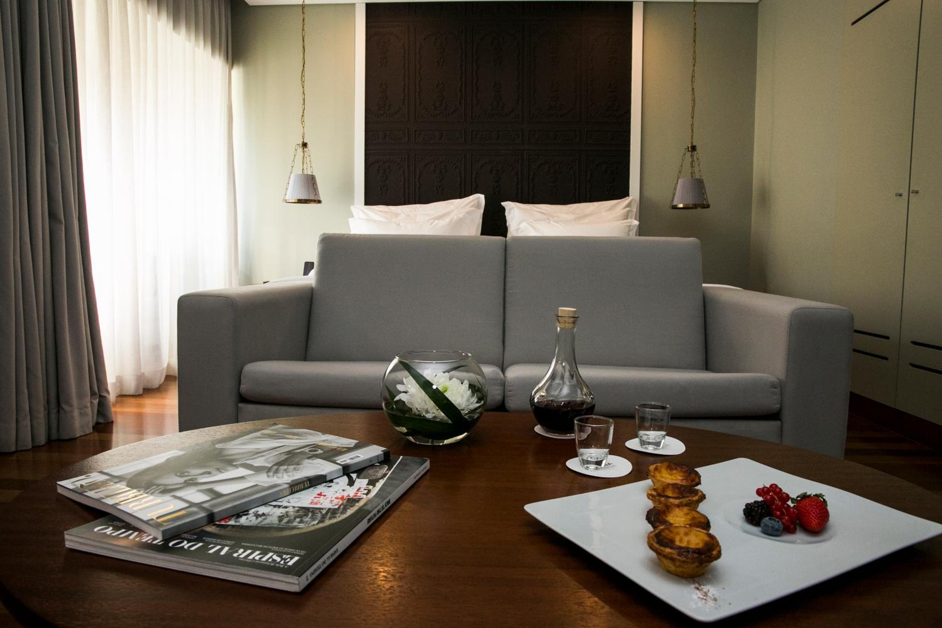 Deluxe Room with King Size Bed  (2 Adults + 1 Child) - Photo 2