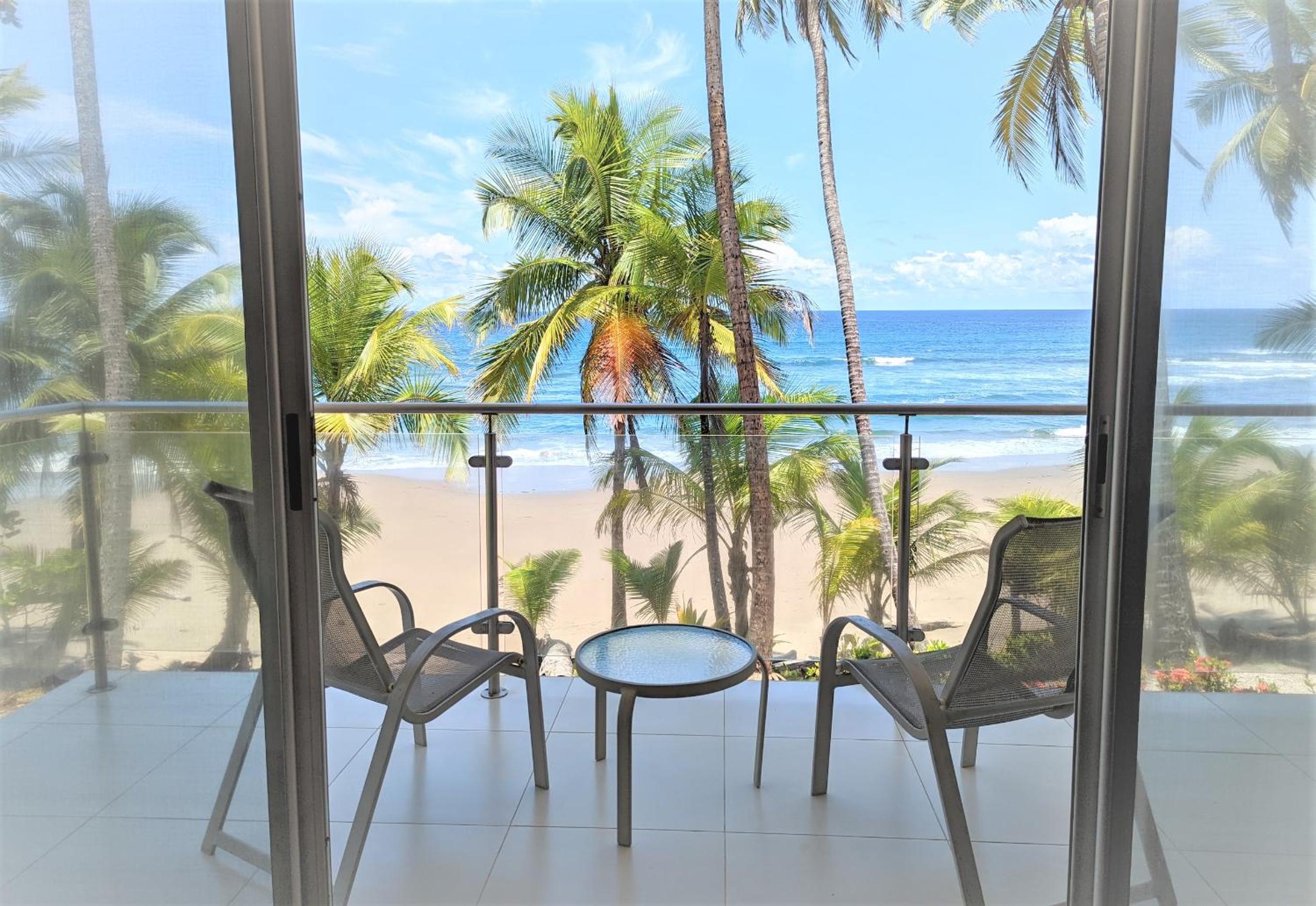 Deluxe Beachfront Room - Photo 5