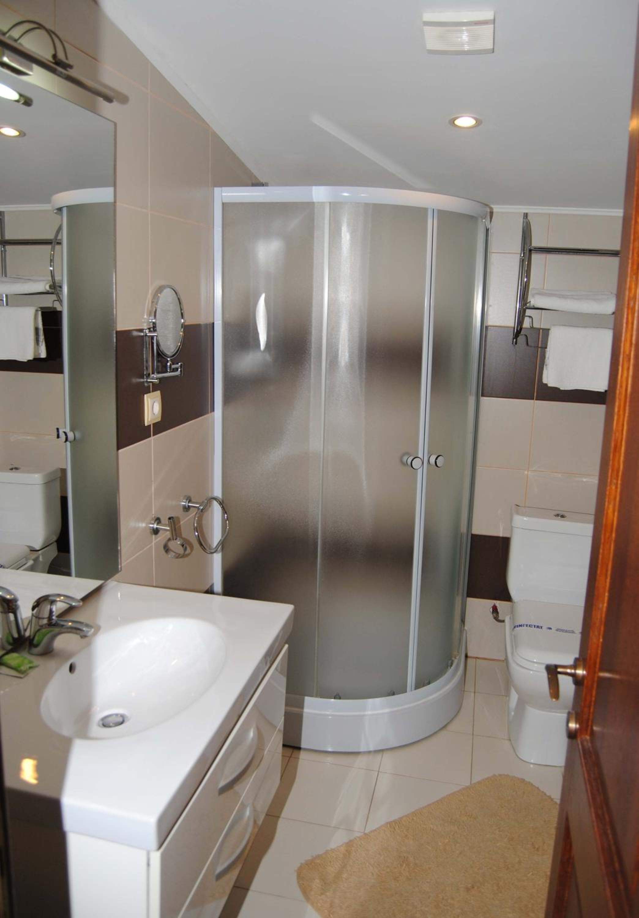 Large Double Room - Photo 2