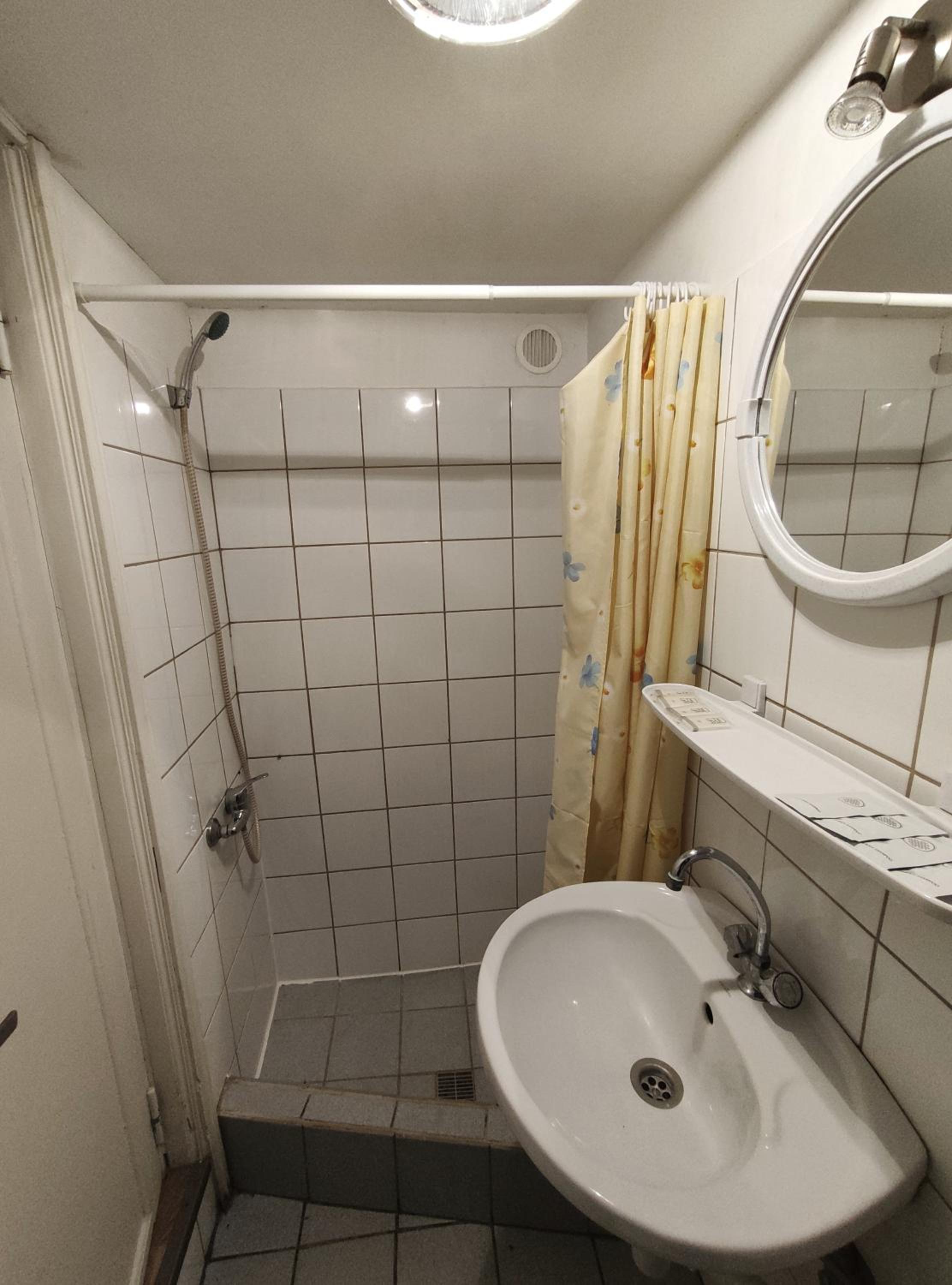 Quadruple Room with Private Bathroom - Photo 4