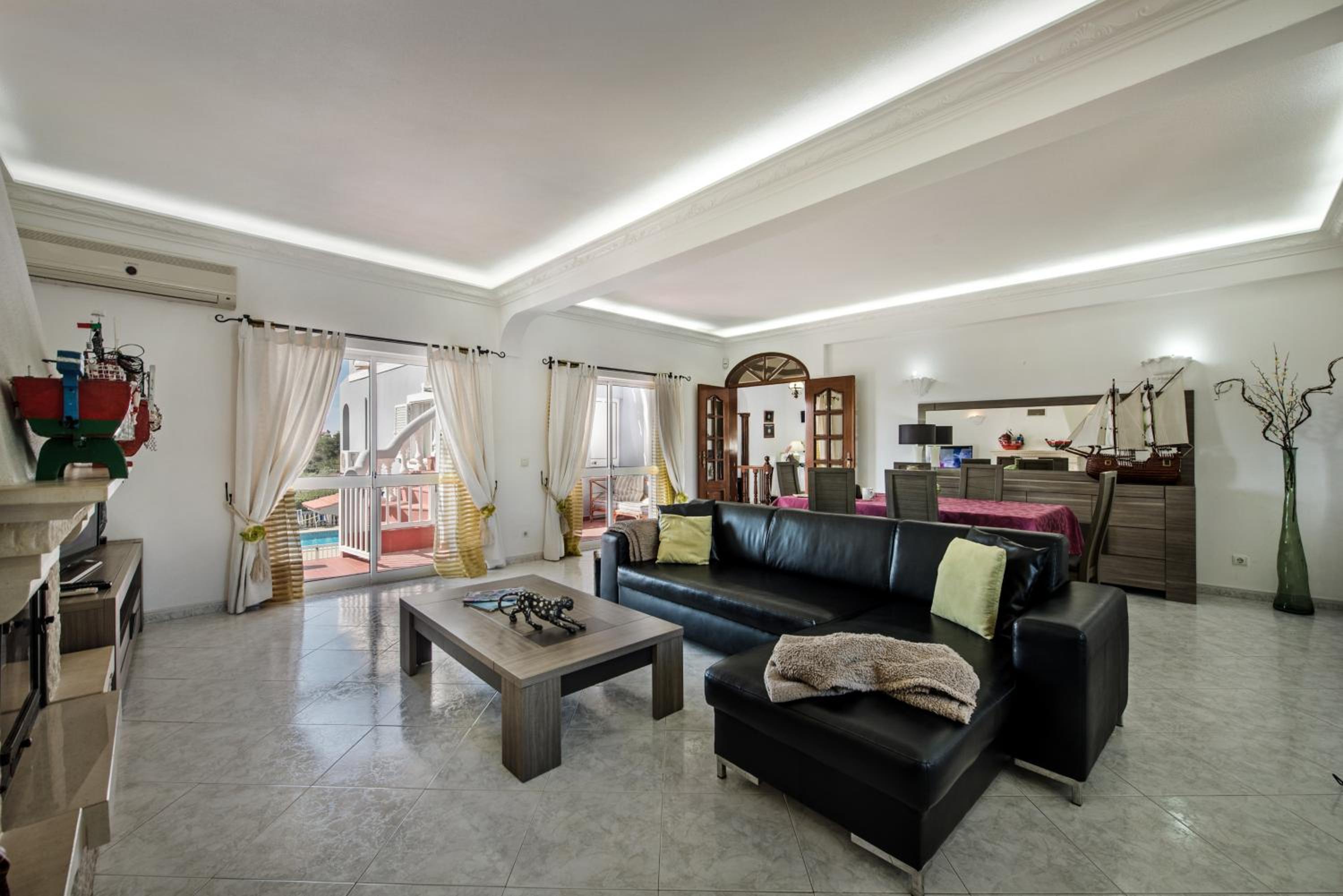 Five-Bedroom Villa photo 1