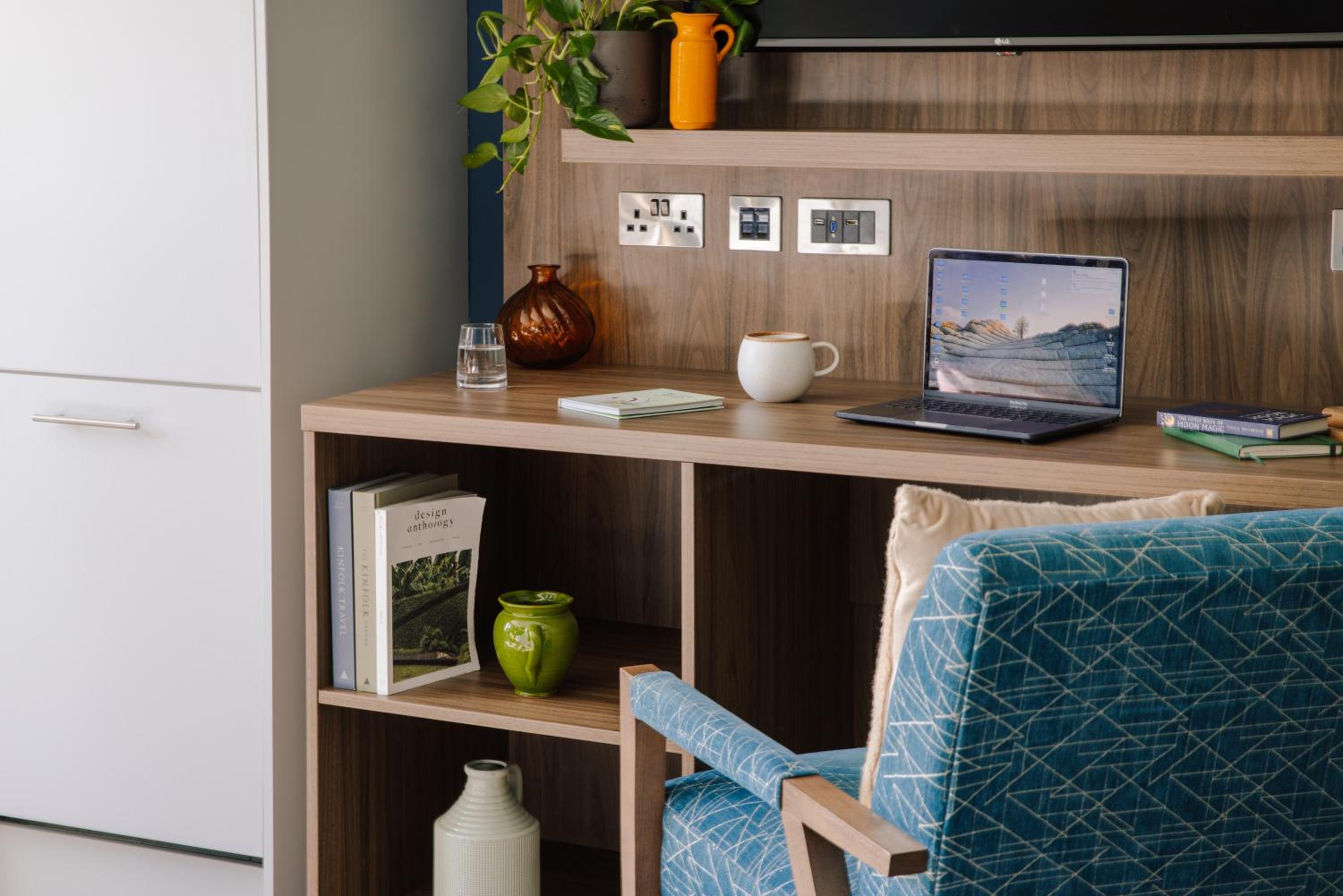 Large Family Room photo 3