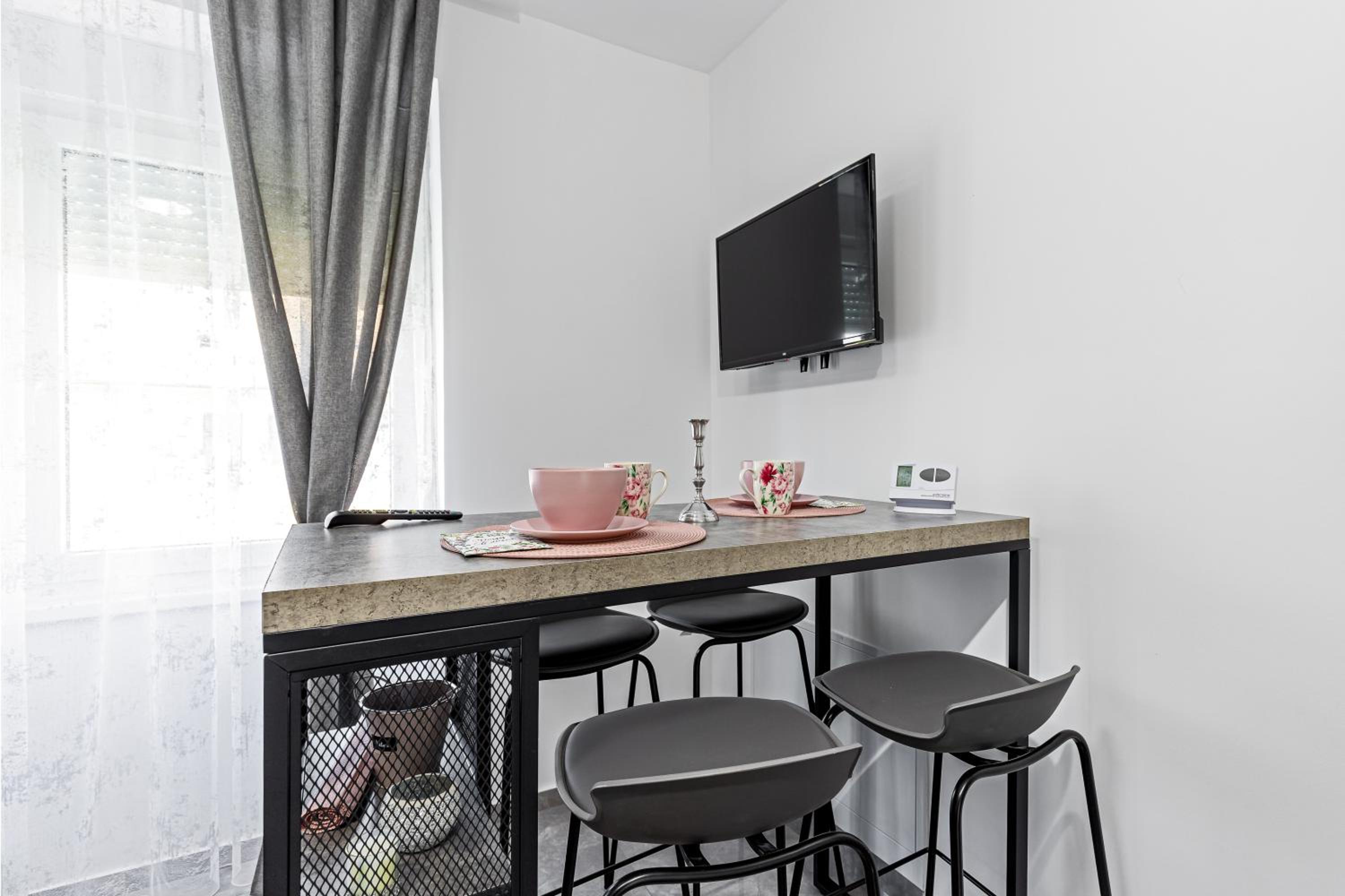 One-Bedroom Apartment photo 2