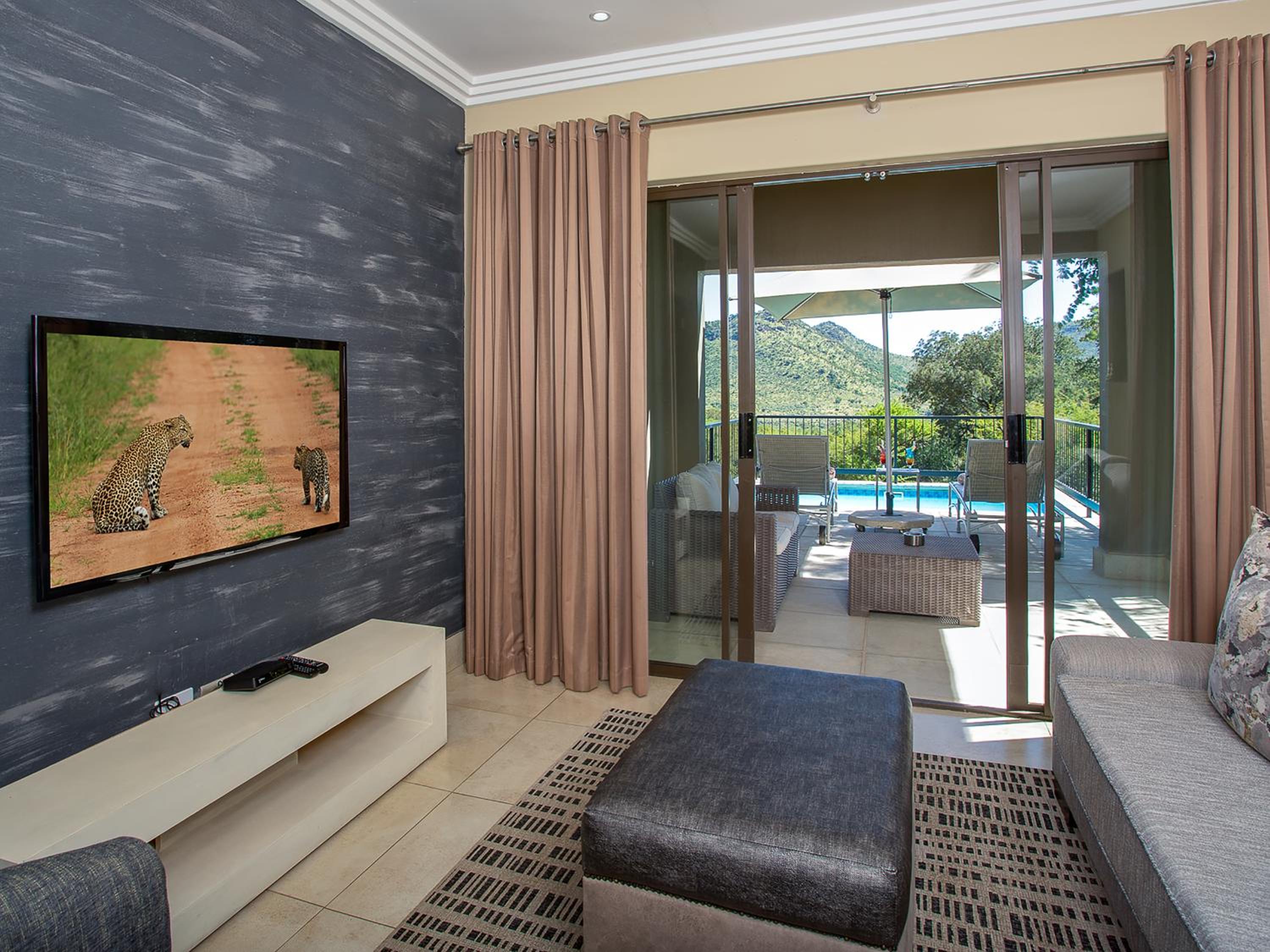 Executive Suite - Photo 10