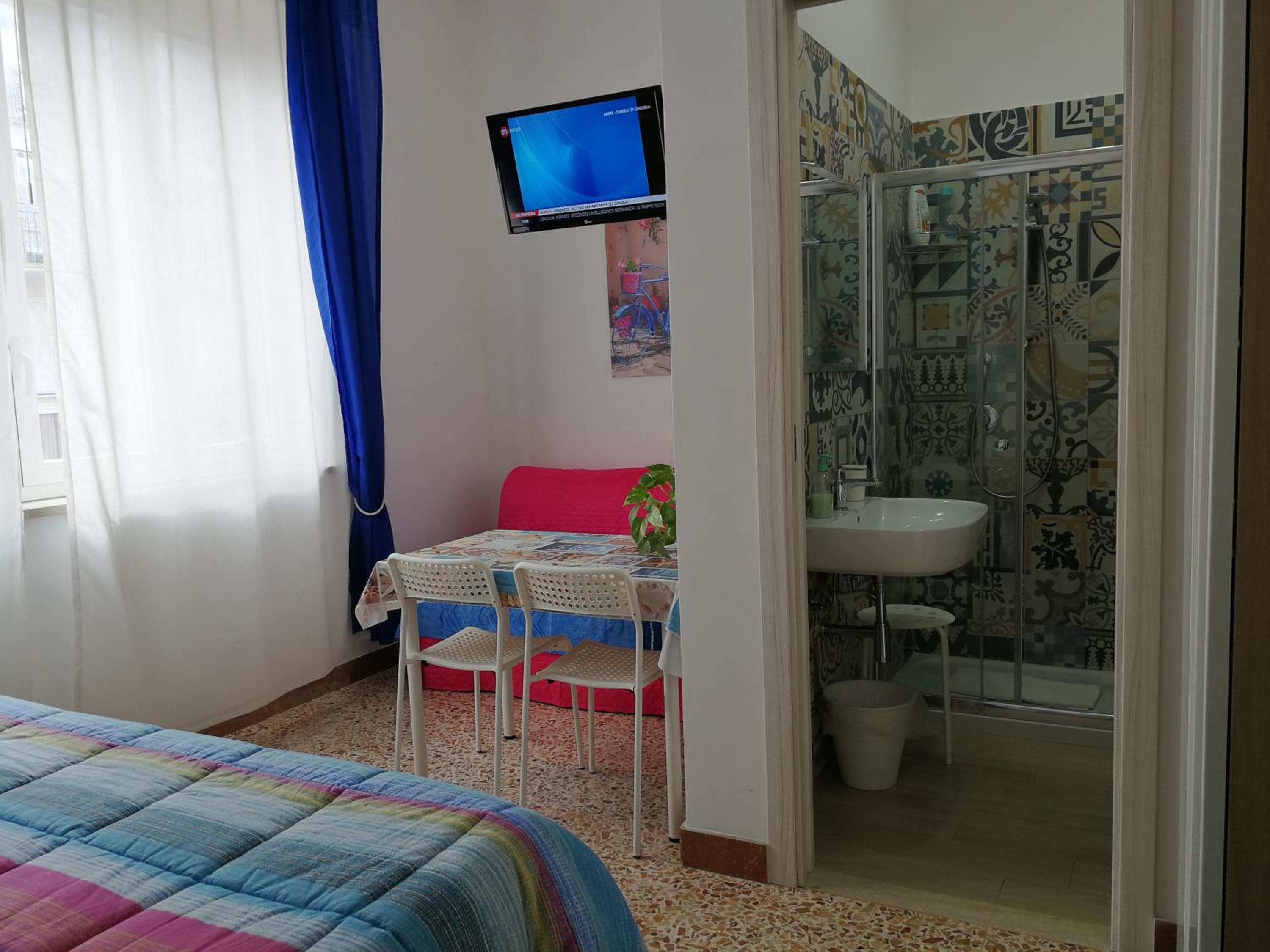 Double Room with Private Bathroom - Photo 2