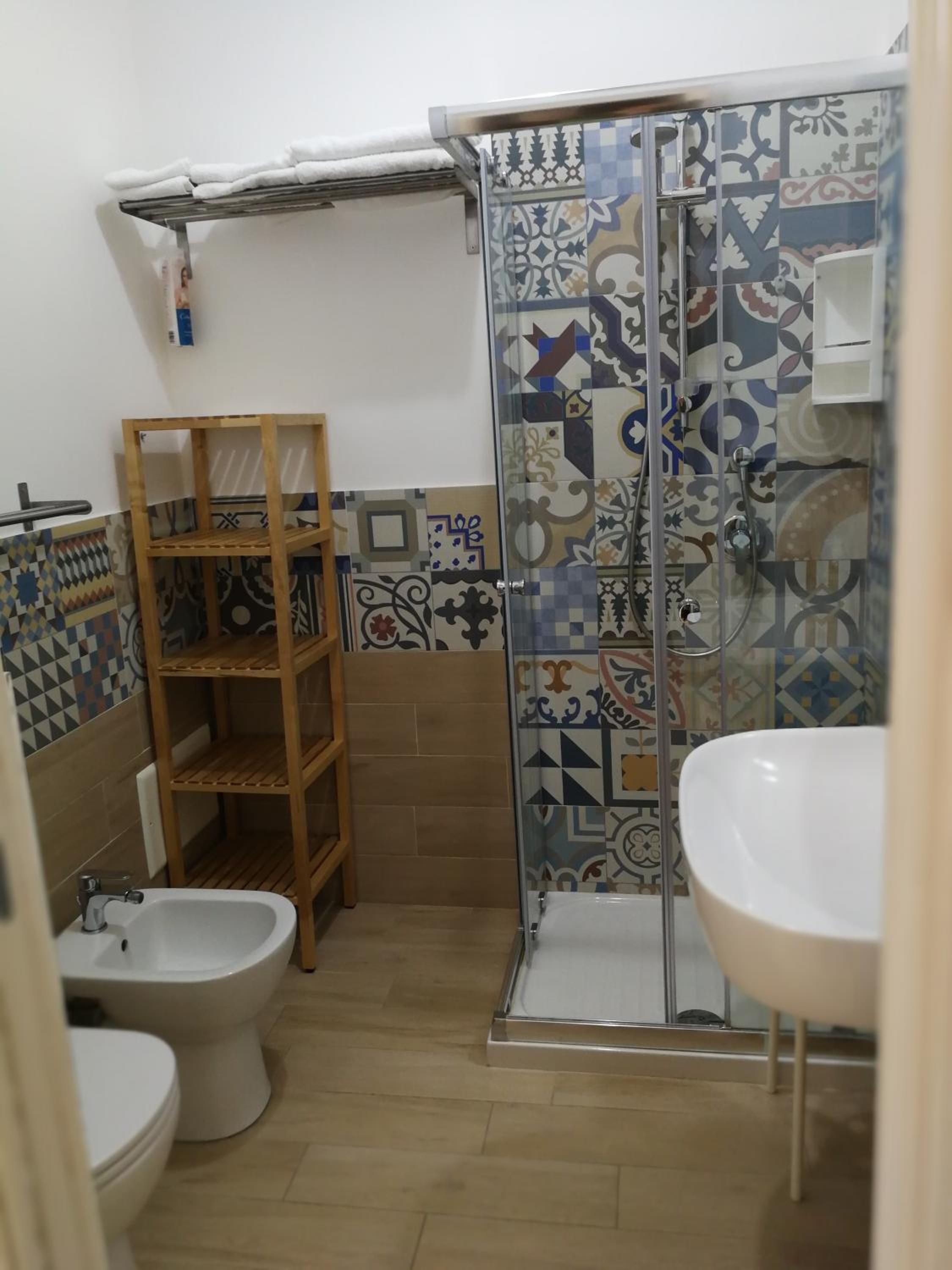 Twin Room with Private Bathroom - Photo 4
