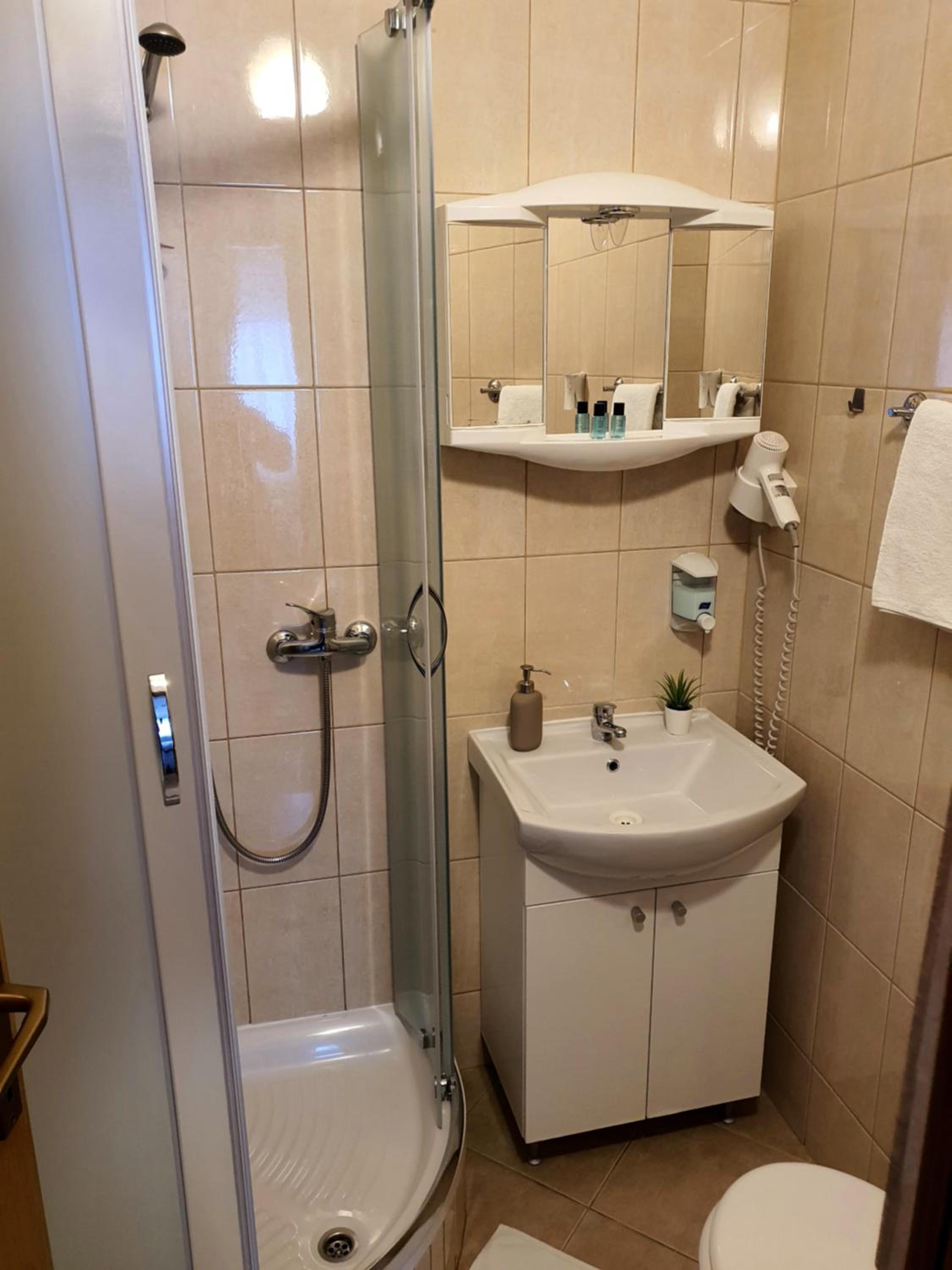 Double Room - Photo 7