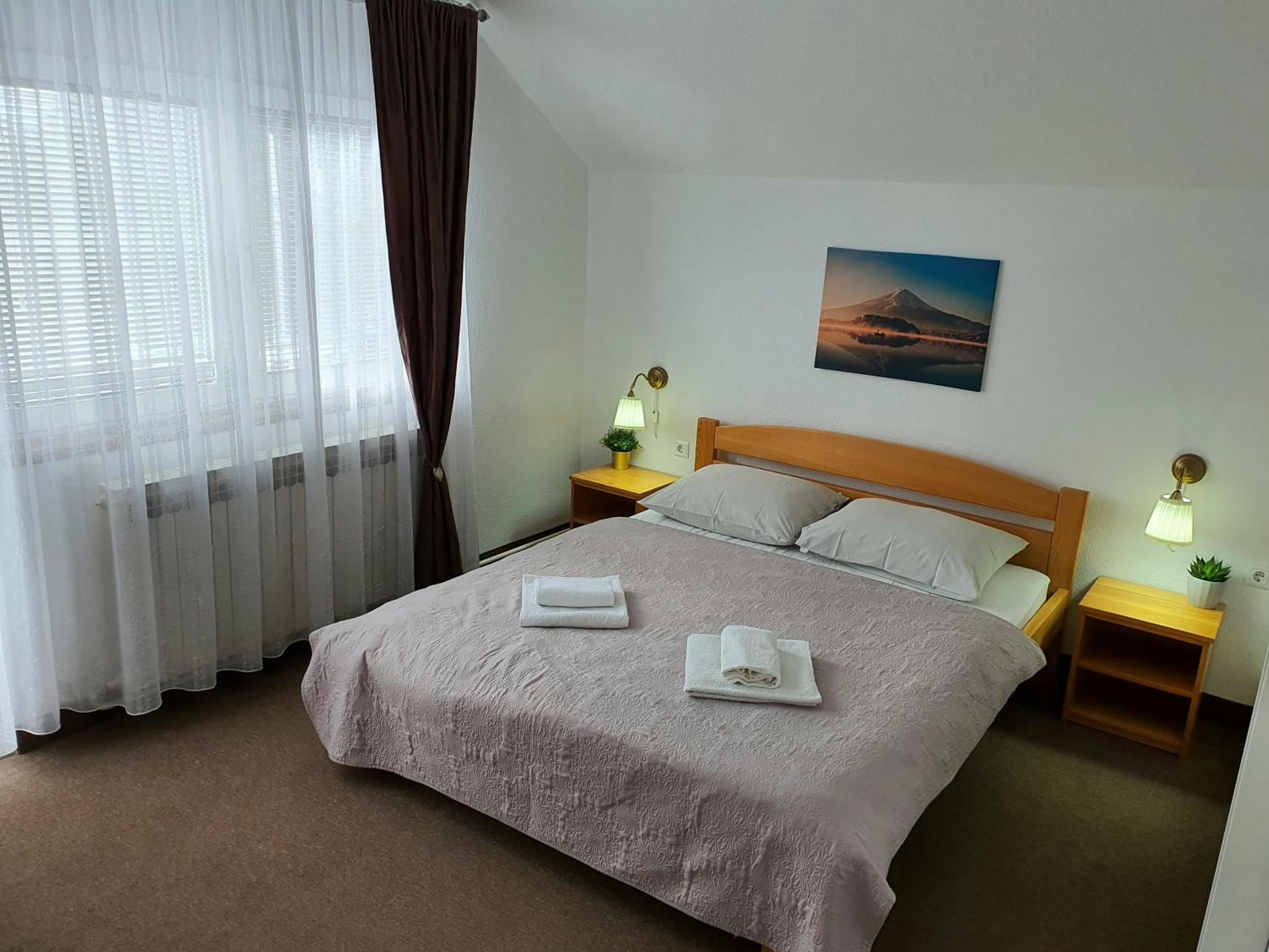 Double Room with Balcony - Photo 8