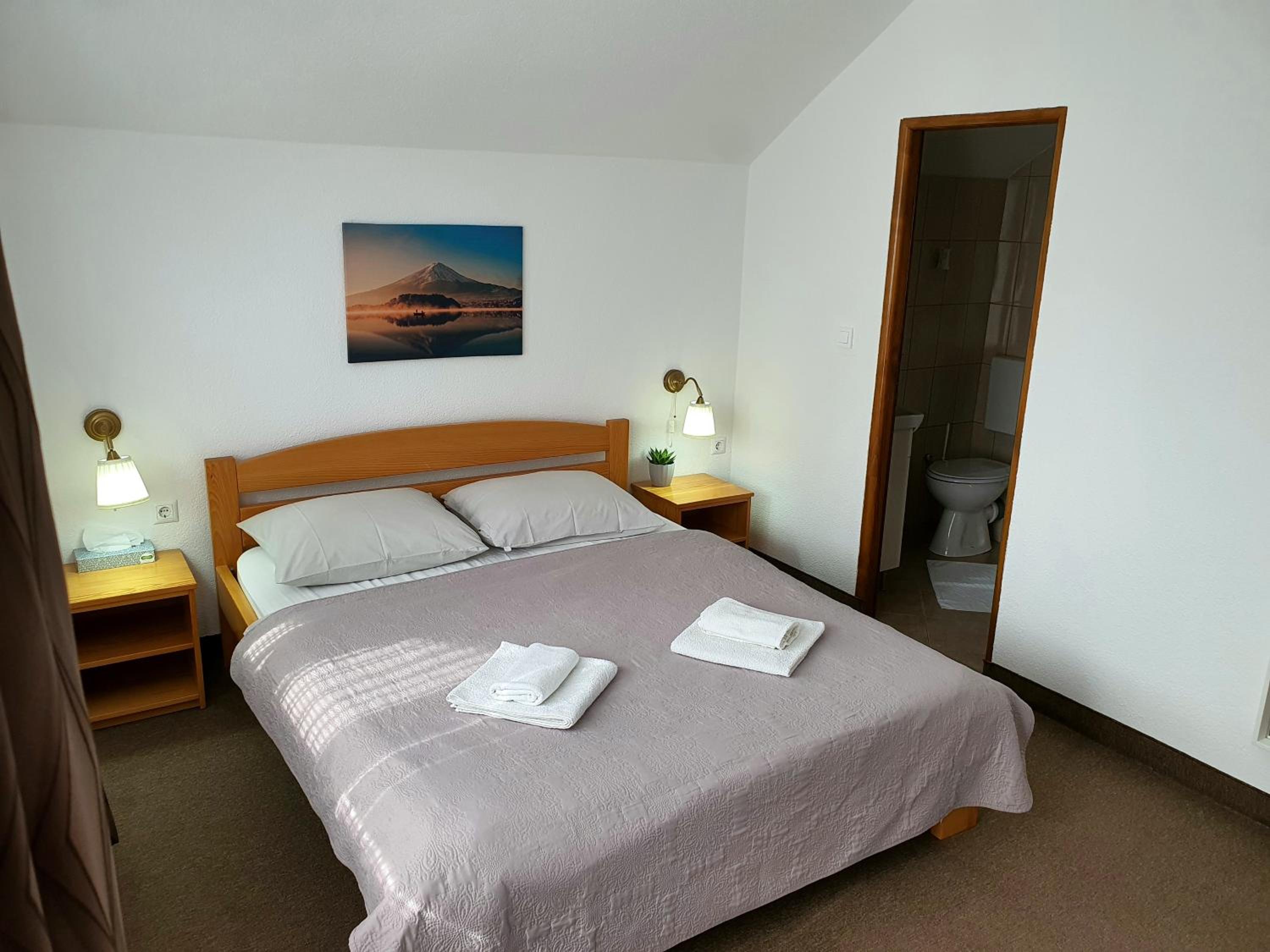 Double Room with Balcony - Photo 9