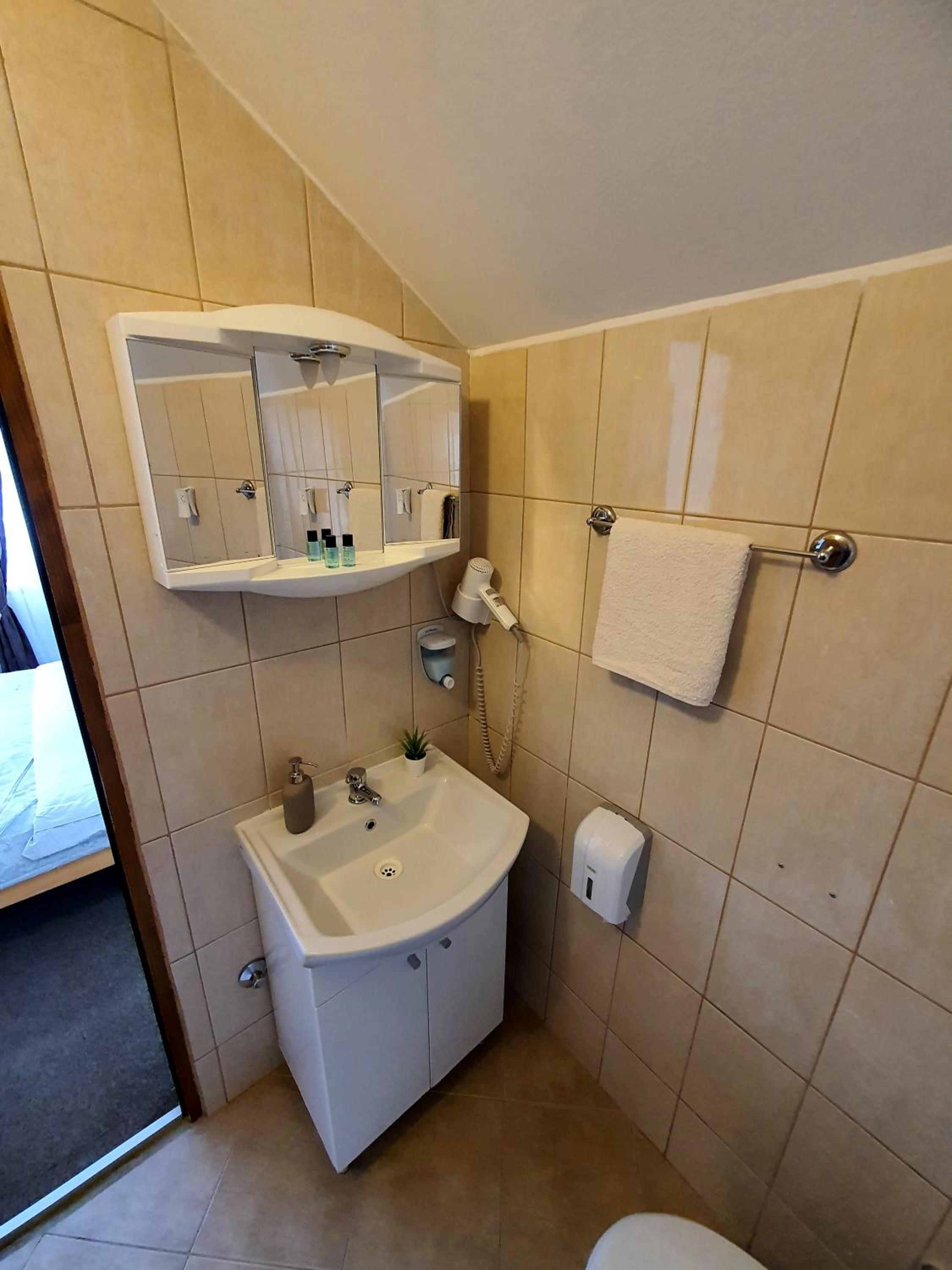 Double Room with Balcony - Photo 10
