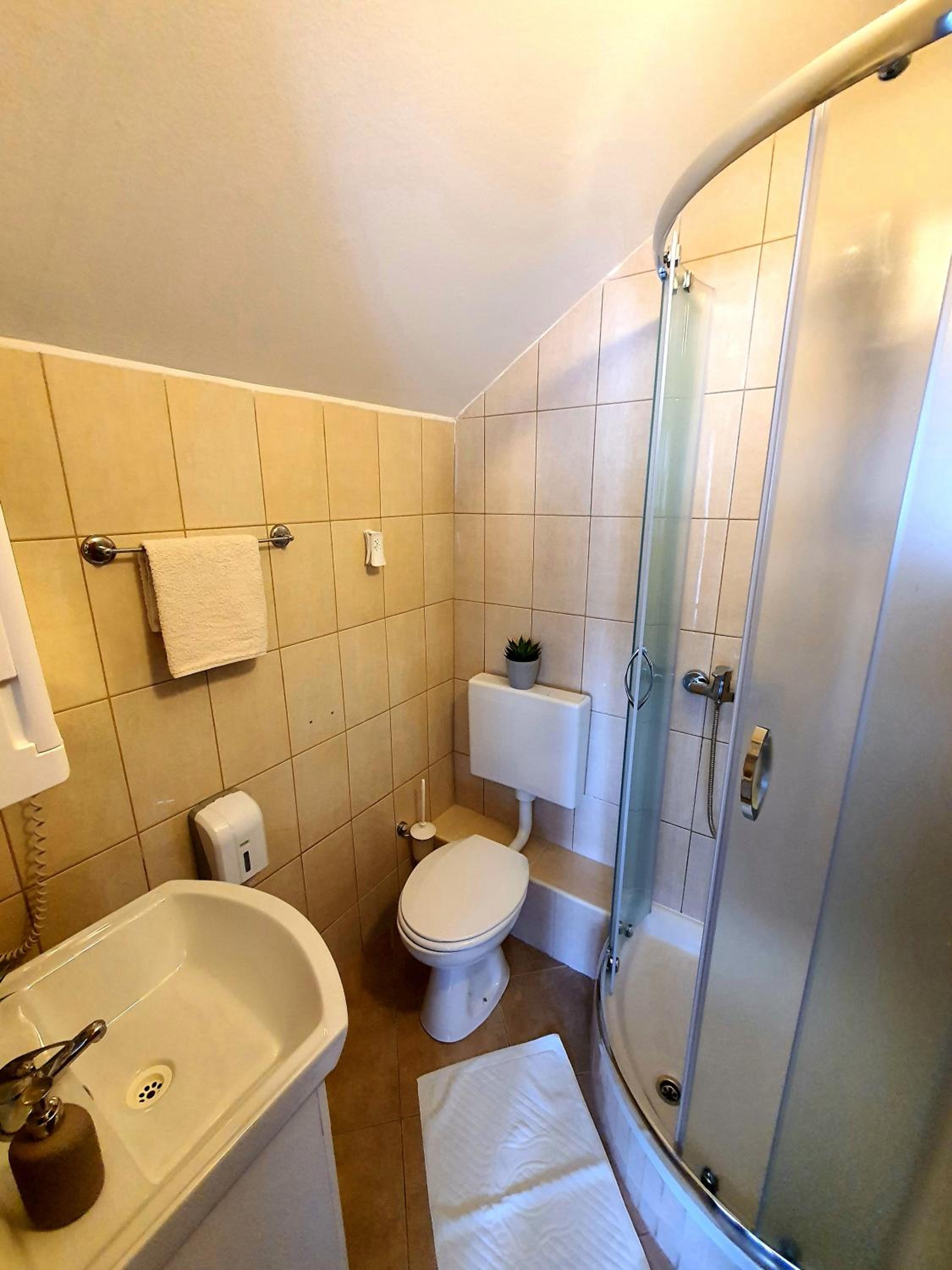 Double Room with Balcony - Photo 11