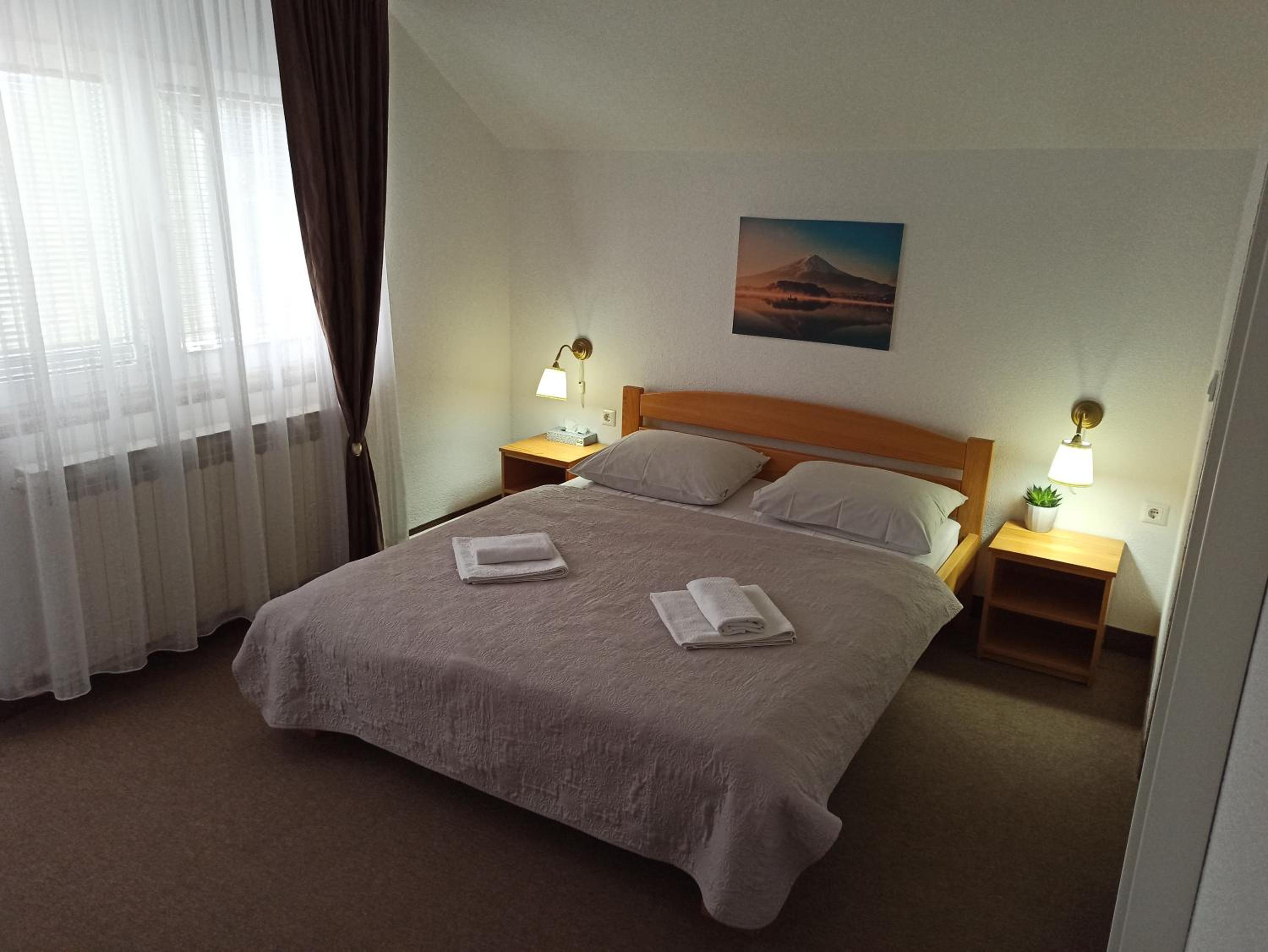 Double Room with Balcony - Photo 12