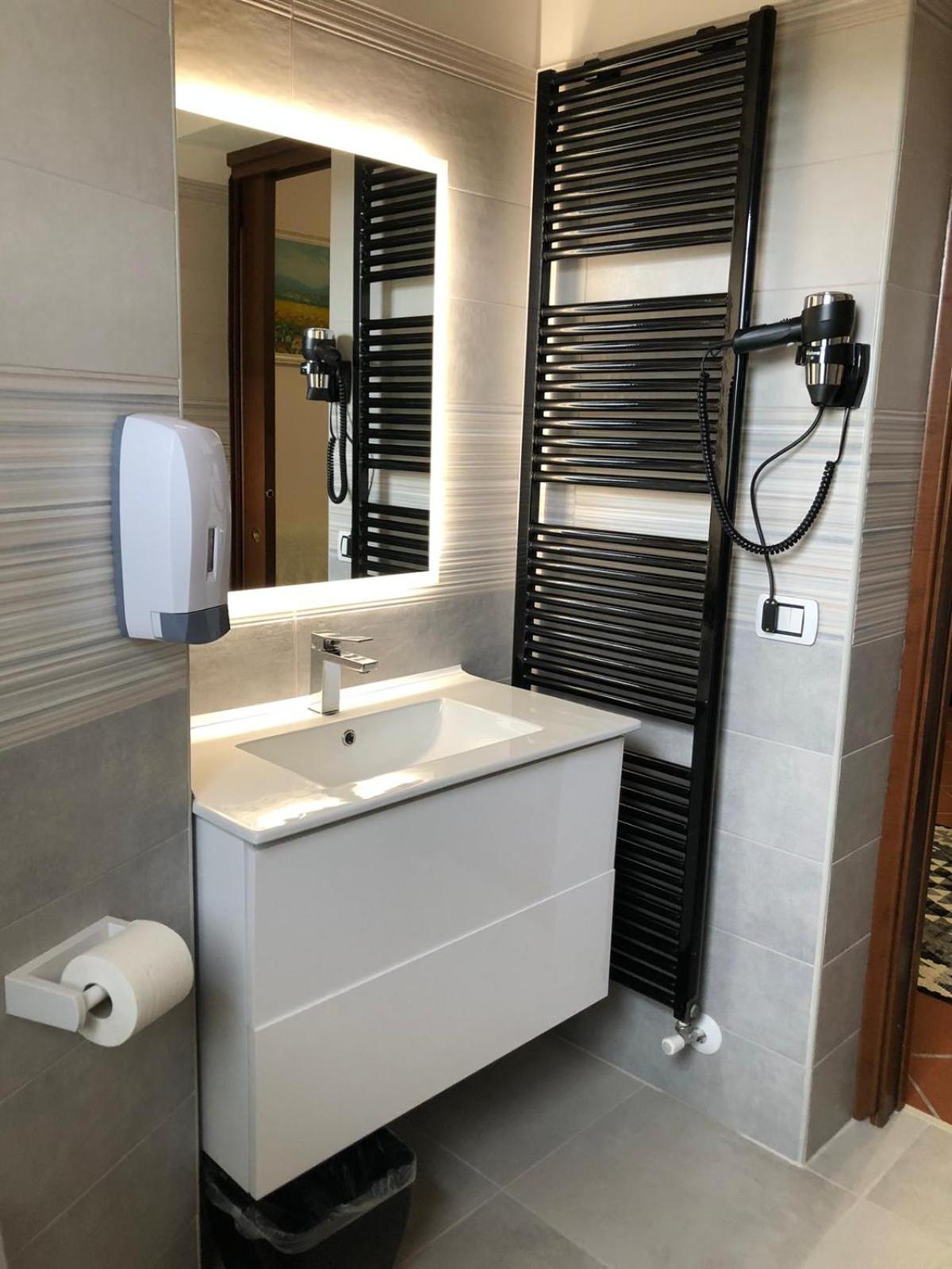 Double or Twin Room - Photo 23