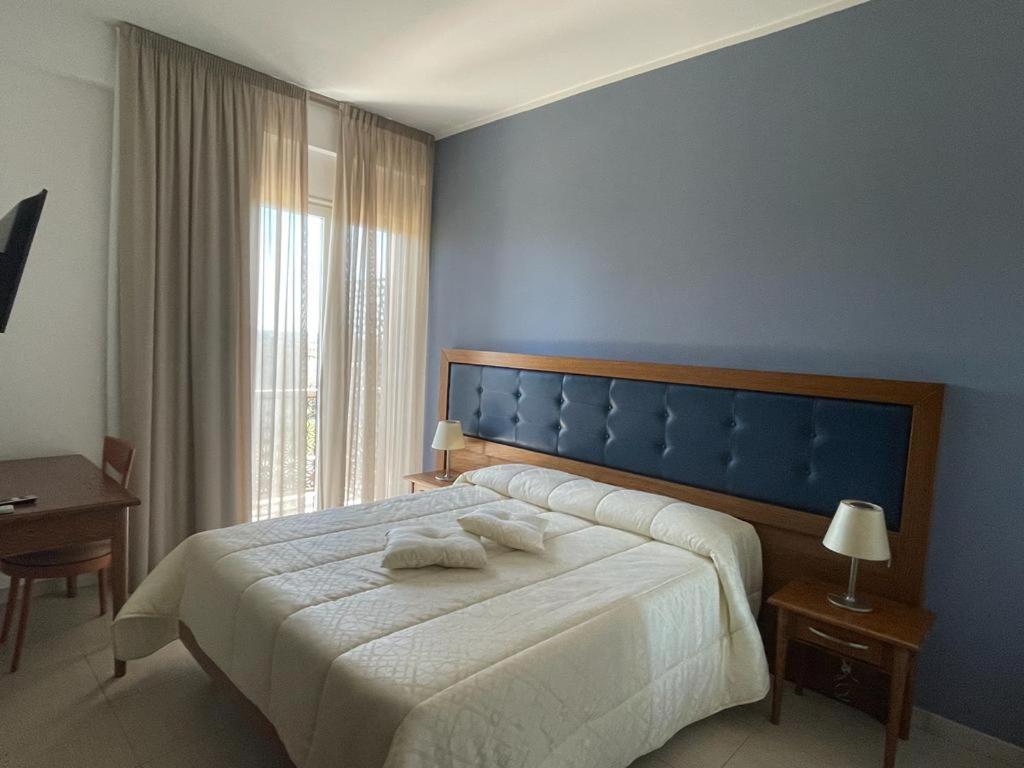 Double Room with Balcony - Photo 6