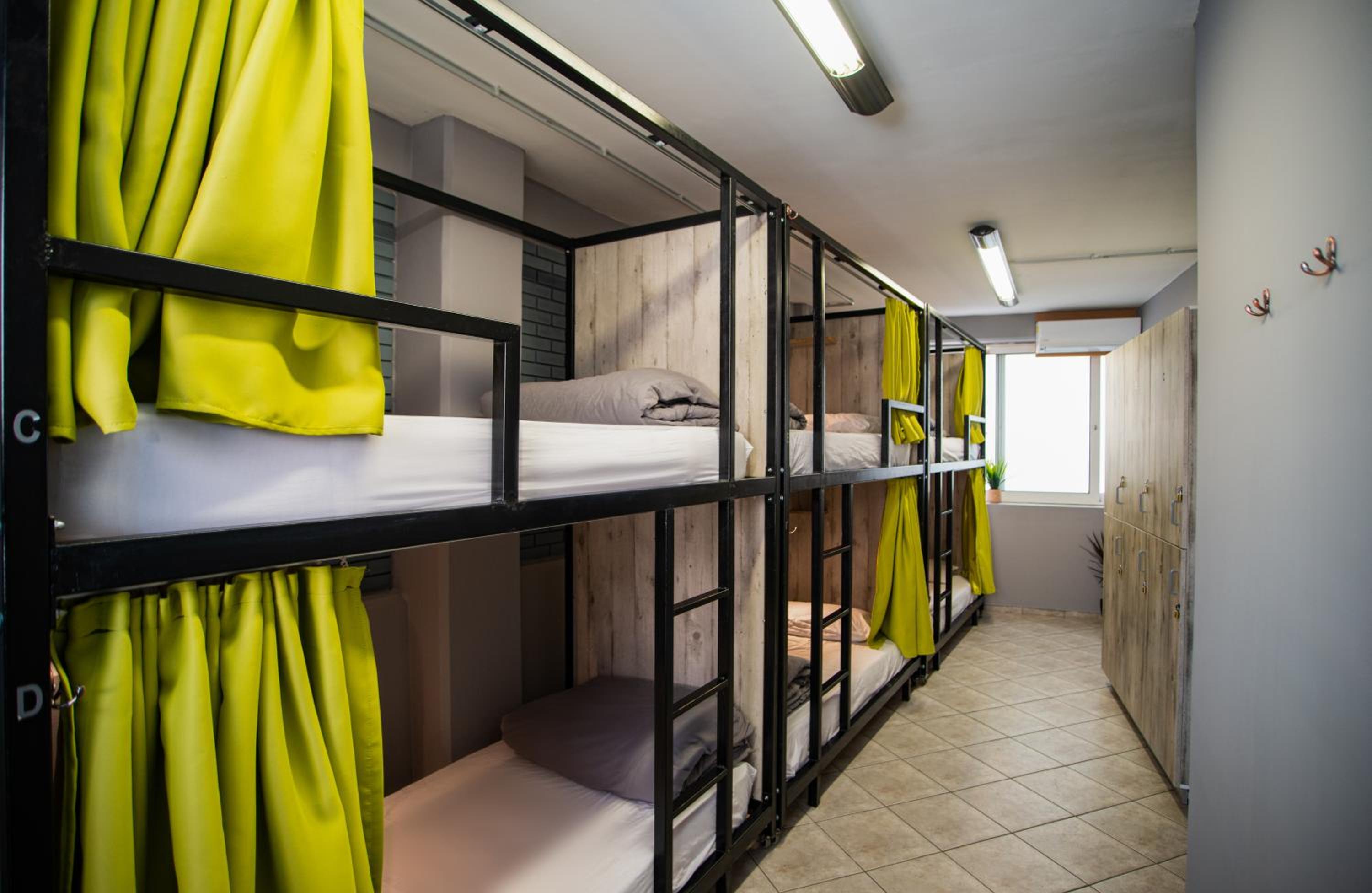 Bed in 8-Bed Mixed Dormitory Room photo 1