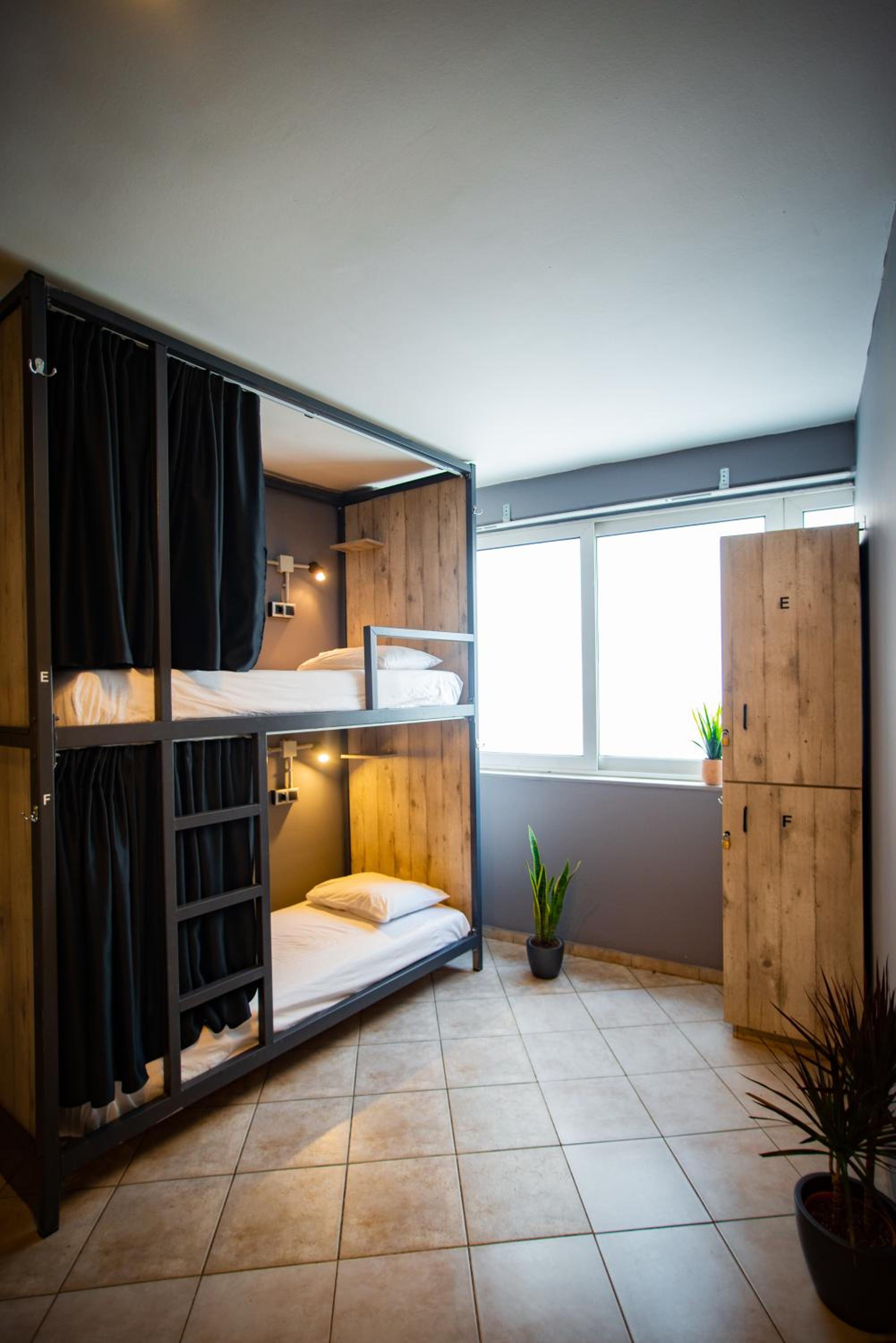 Bed in 6-Bed Mixed Dormitory Room photo 1