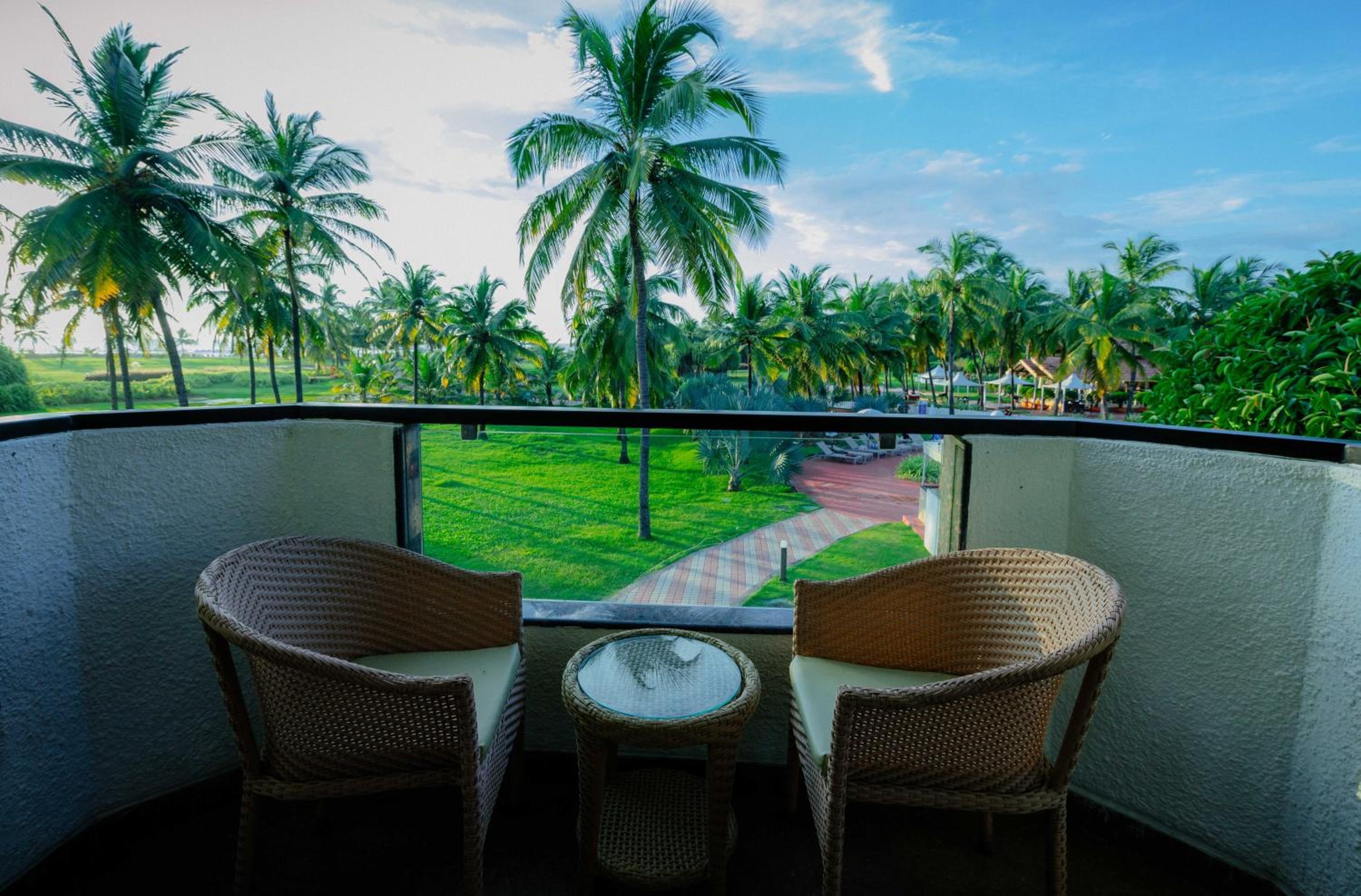 Premium King Room - Photo 9