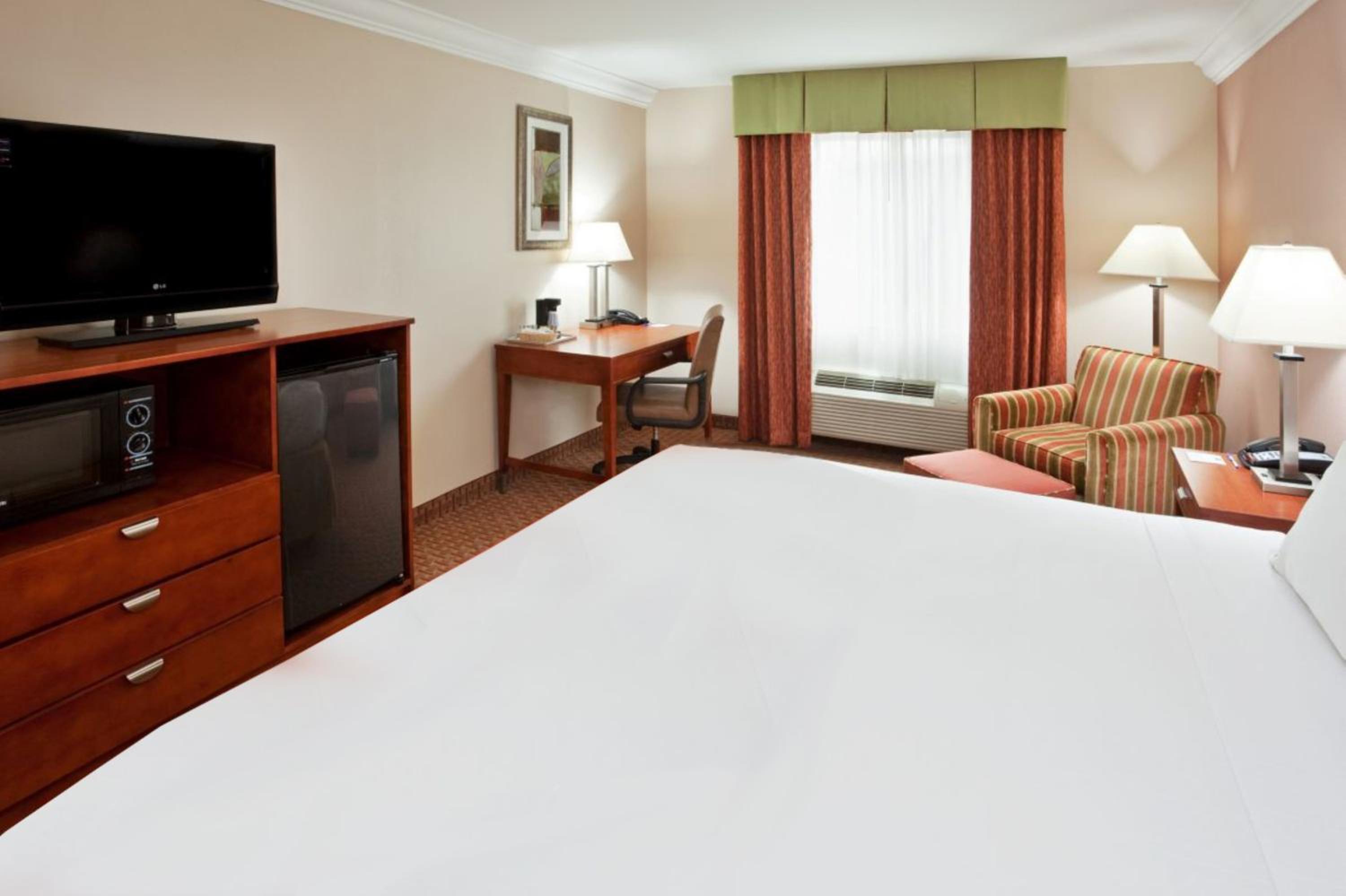 Standard King Room - Photo 8