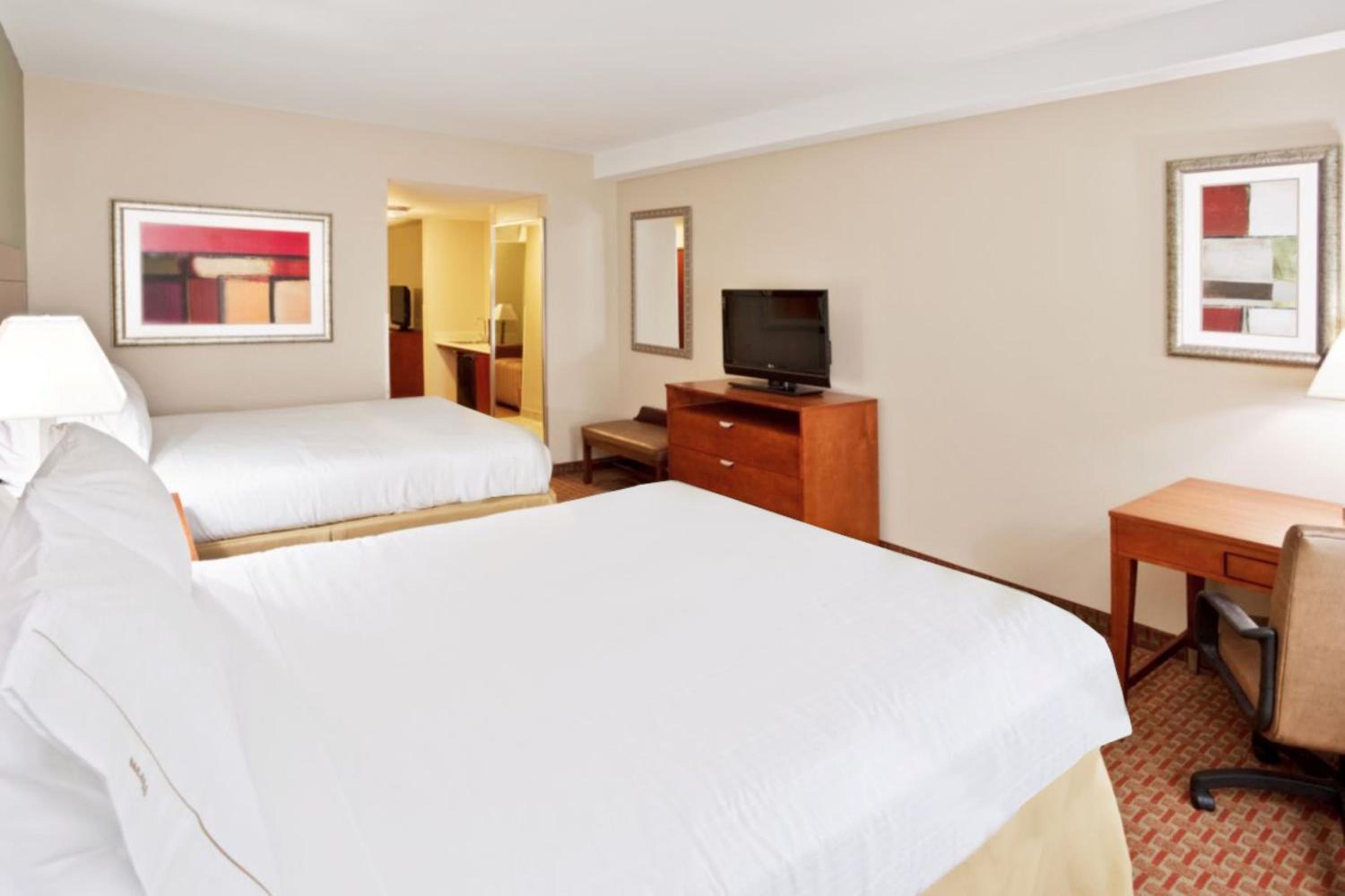Suite with Two Queen Beds - Photo 6