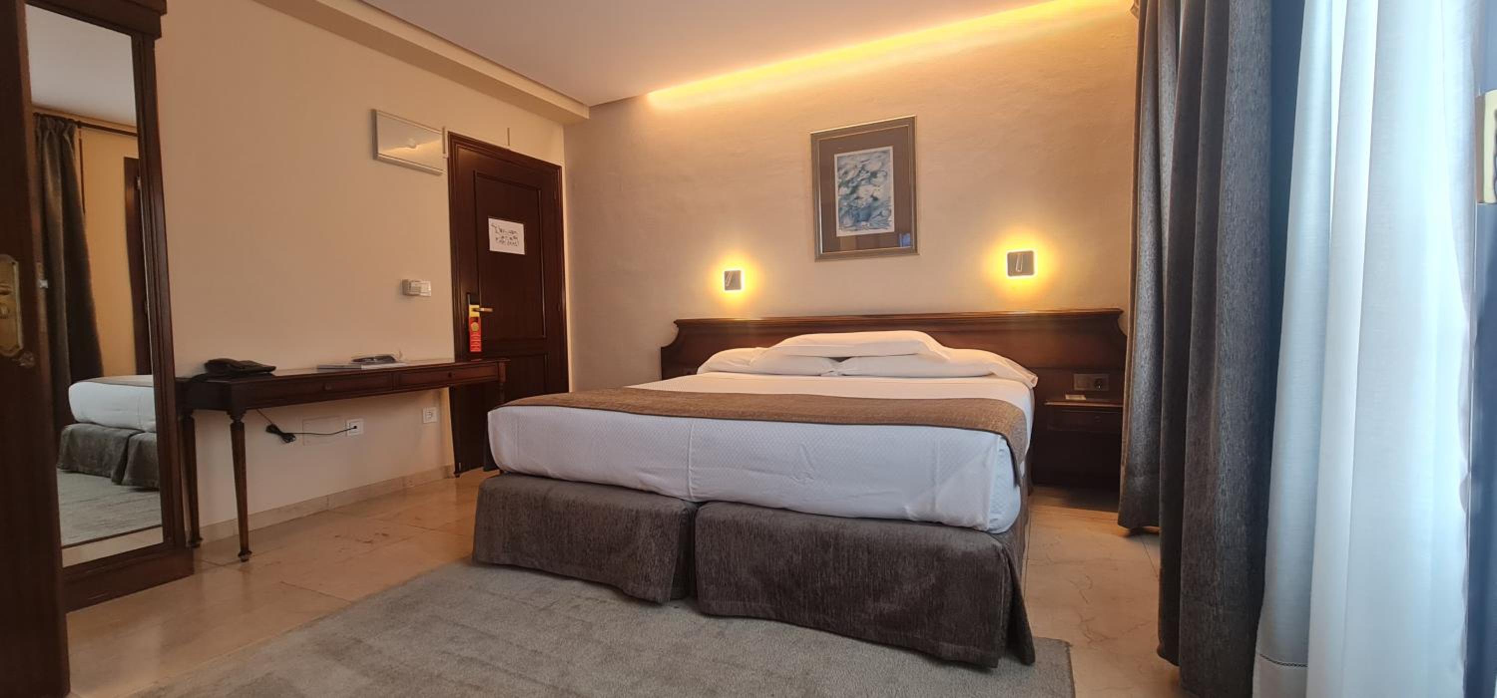Double or Twin Room - Photo 10