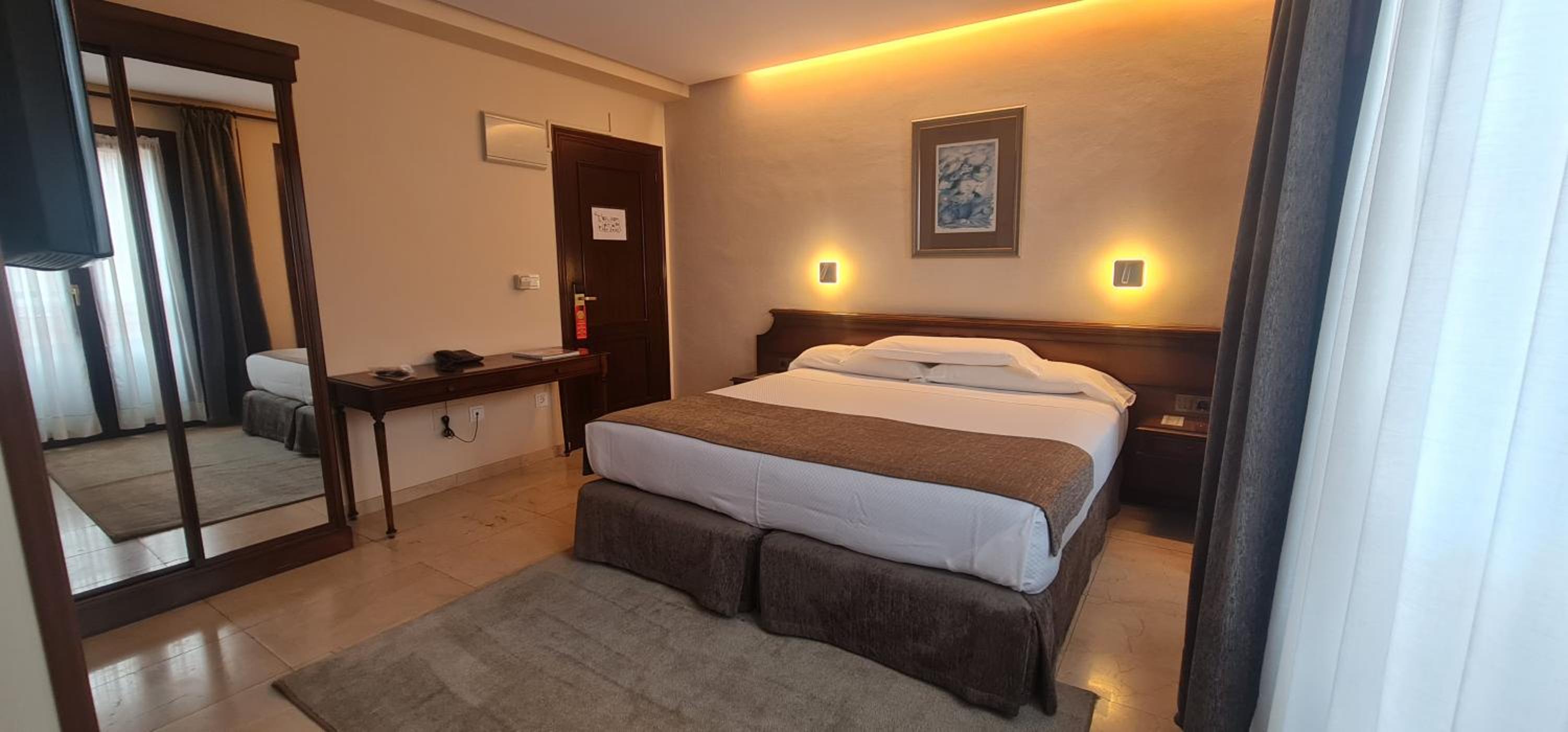 Double or Twin Room - Photo 9