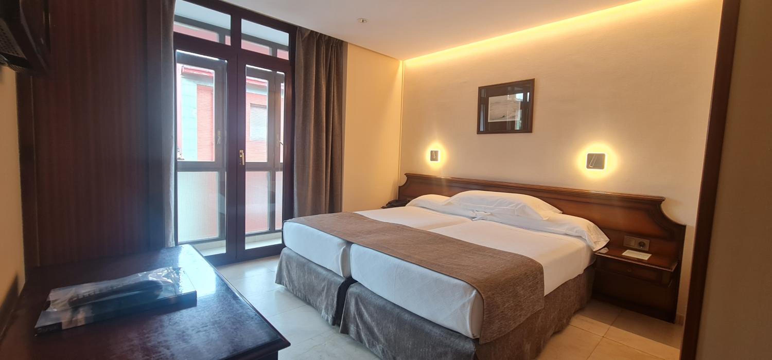 Double or Twin Room - Photo 8
