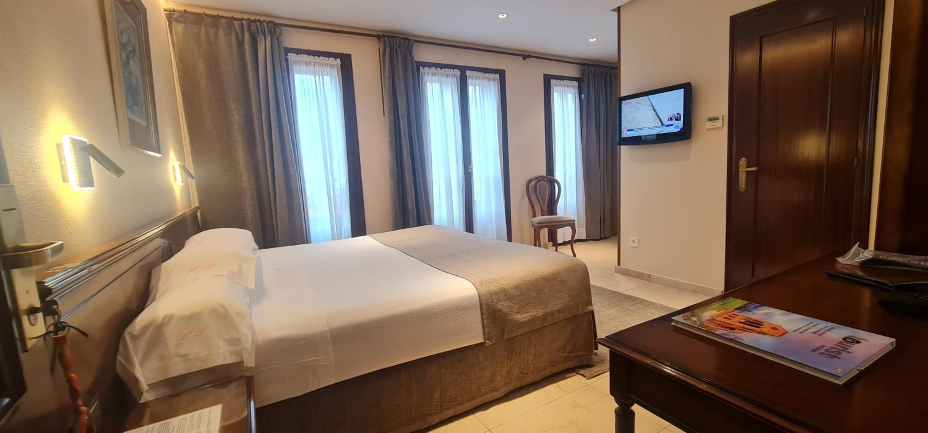 Double or Twin Room - Photo 7