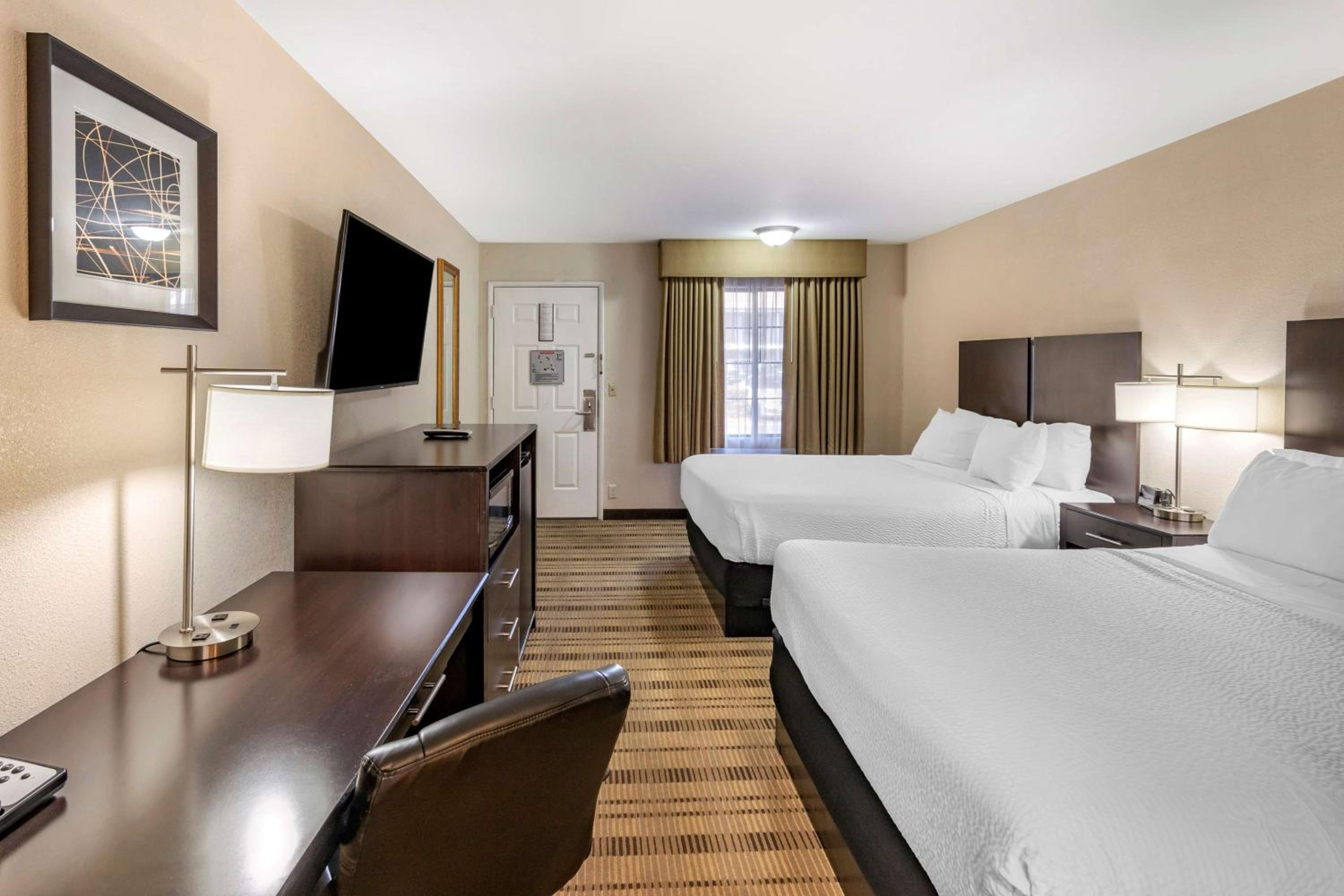 Queen Room with Two Queen Beds and Roll-In Shower - Mobility Access/Non-Smoking - Photo 2