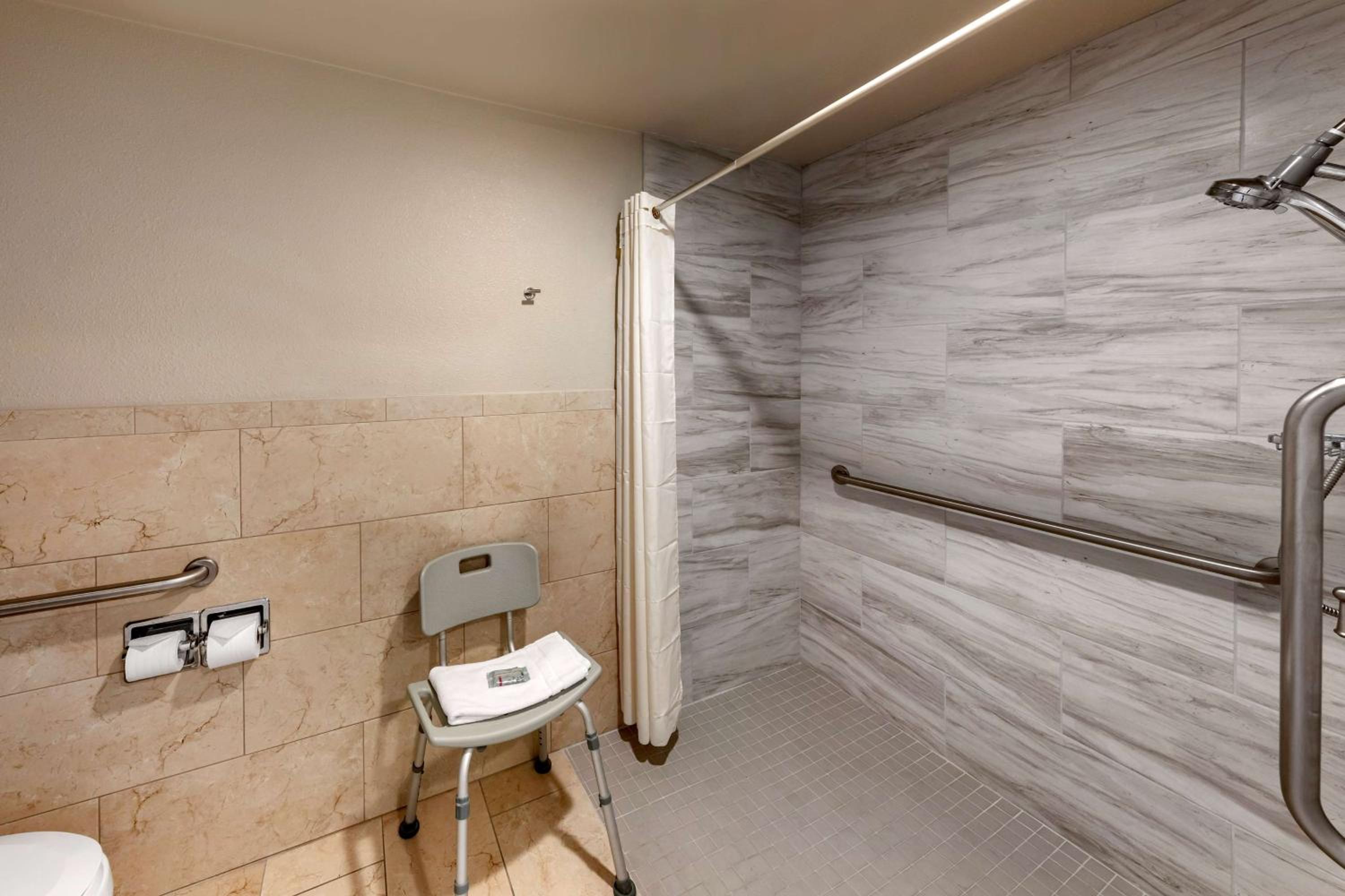 Queen Room with Two Queen Beds and Roll-In Shower - Mobility Access/Non-Smoking - Photo 4
