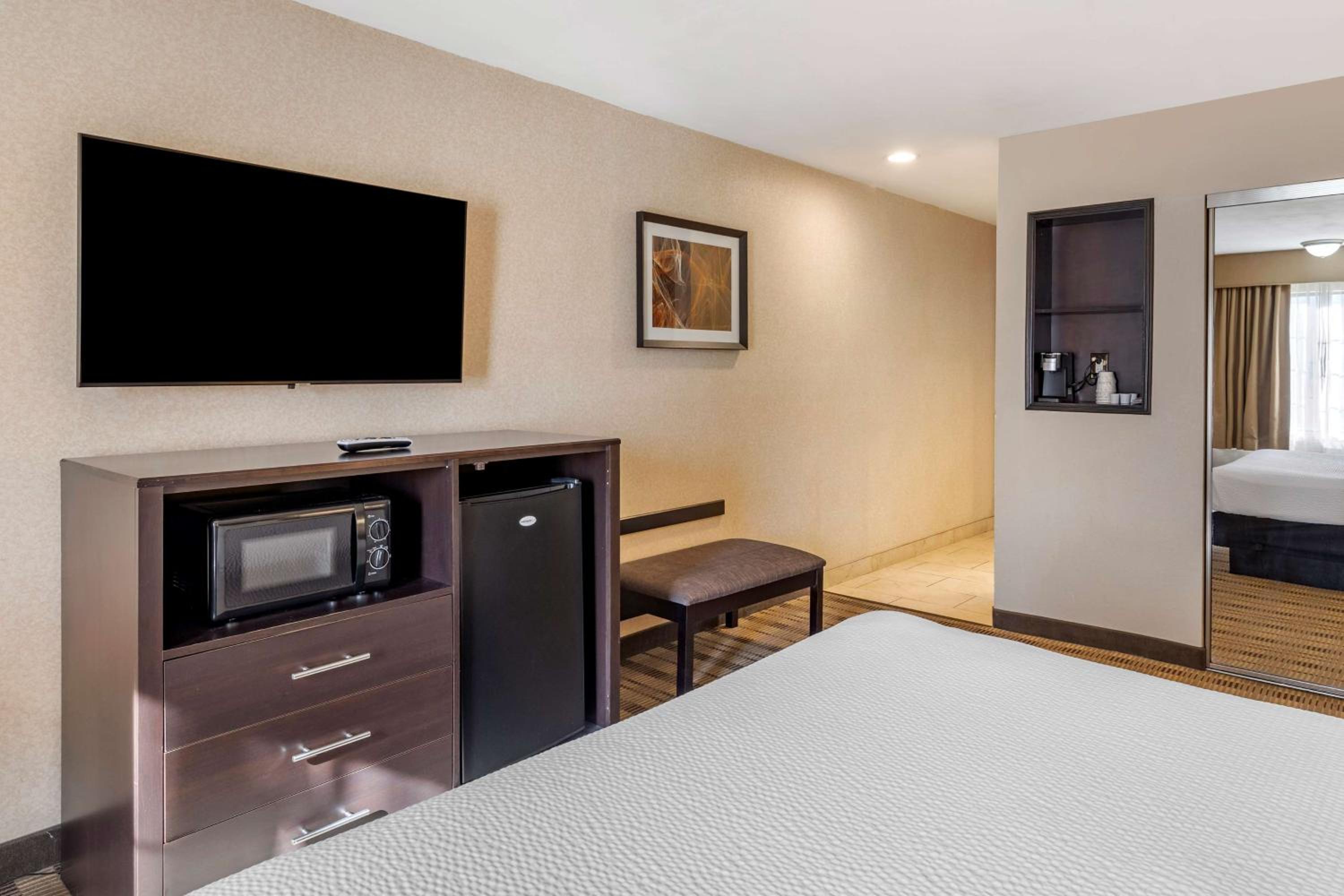 King Room - Non-Smoking - Photo 4