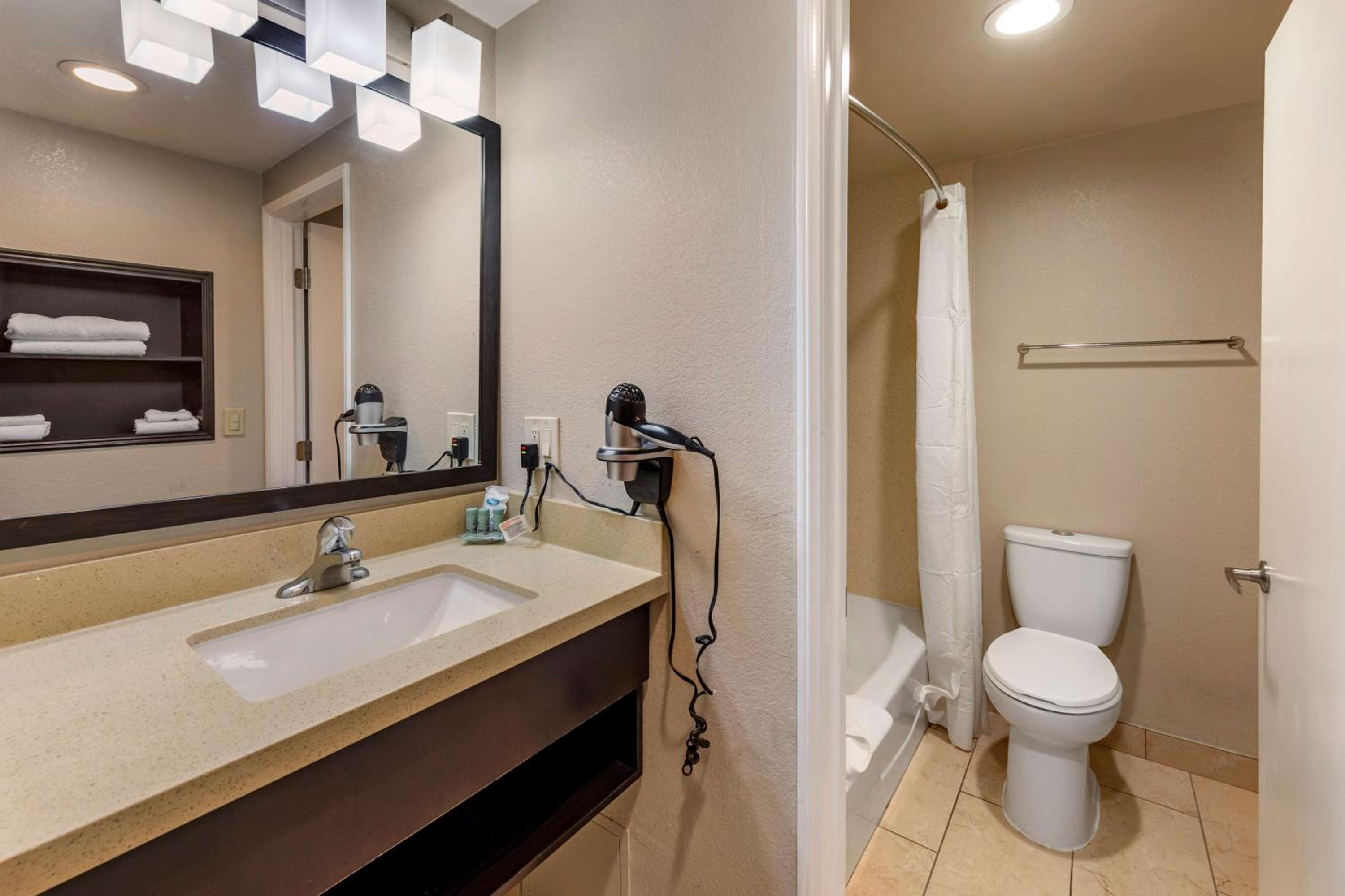 King Room - Non-Smoking - Photo 3