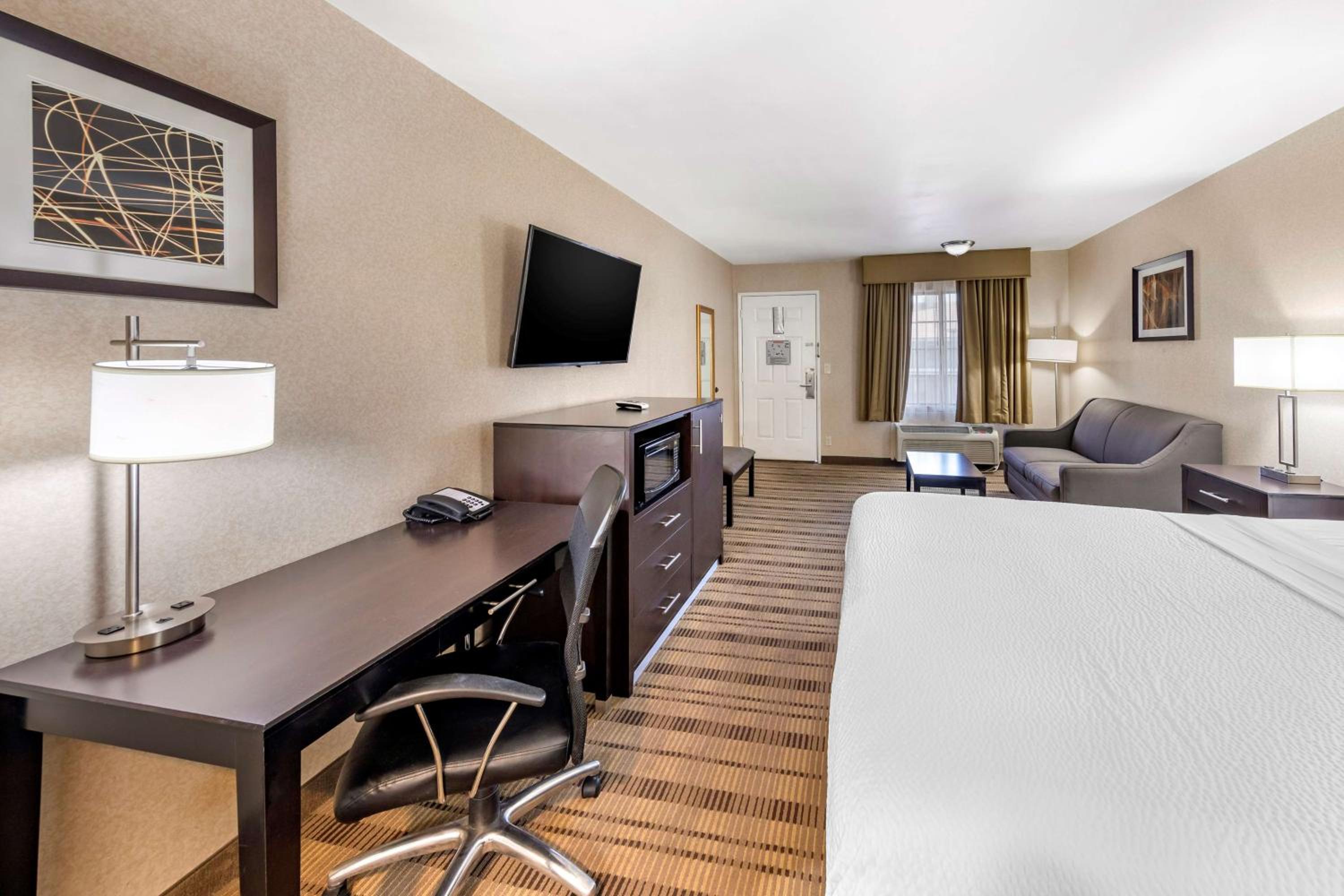 King Room with Sofa Bed - Photo 4
