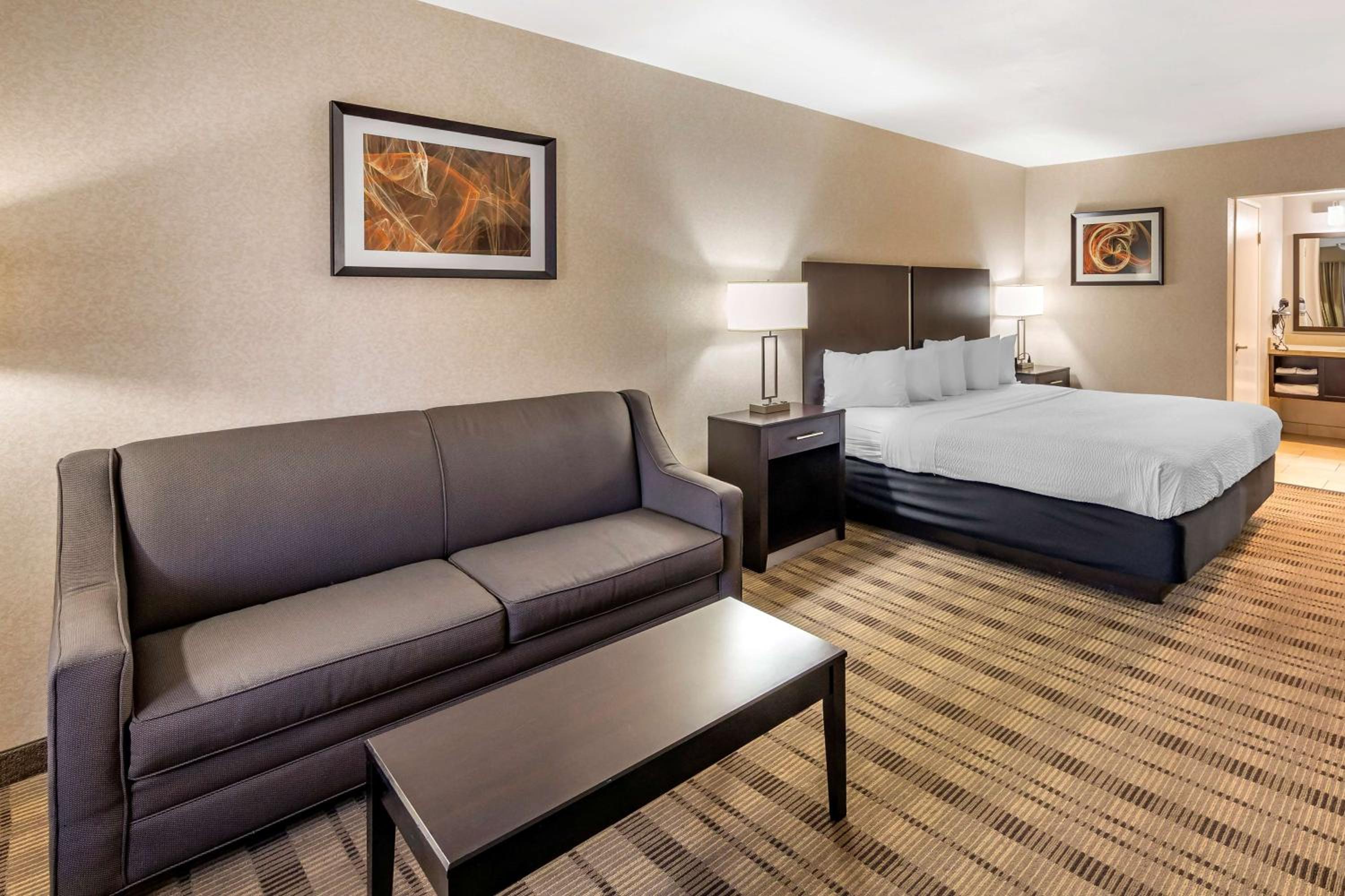 King Room with Sofa Bed - Photo 3