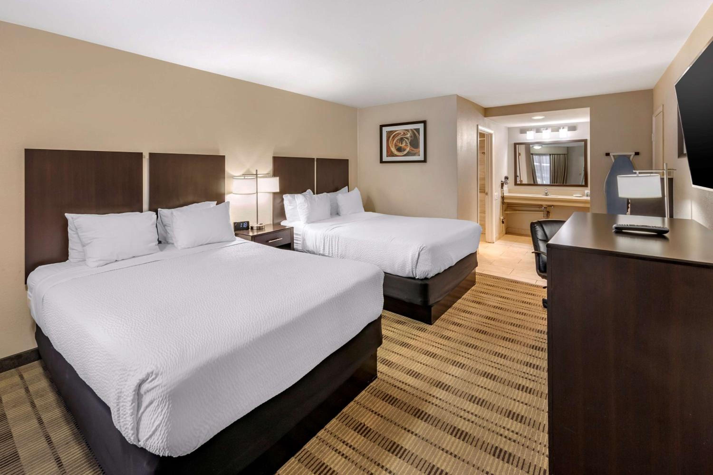 Queen Room with Two Queen Beds and Roll-In Shower - Mobility Access/Non-Smoking - Photo 3