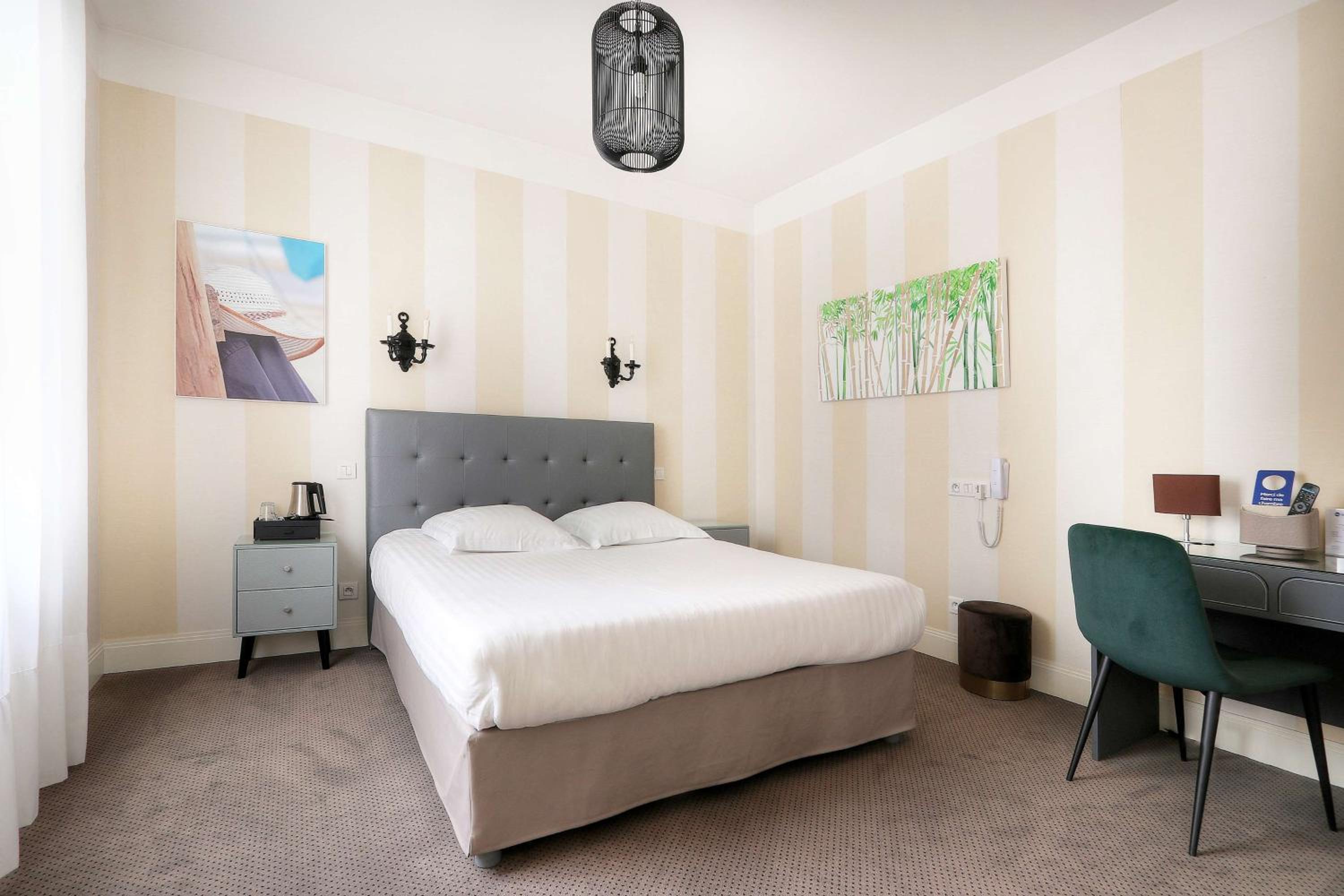 Superior Queen Room with Courtyard View - Photo 6