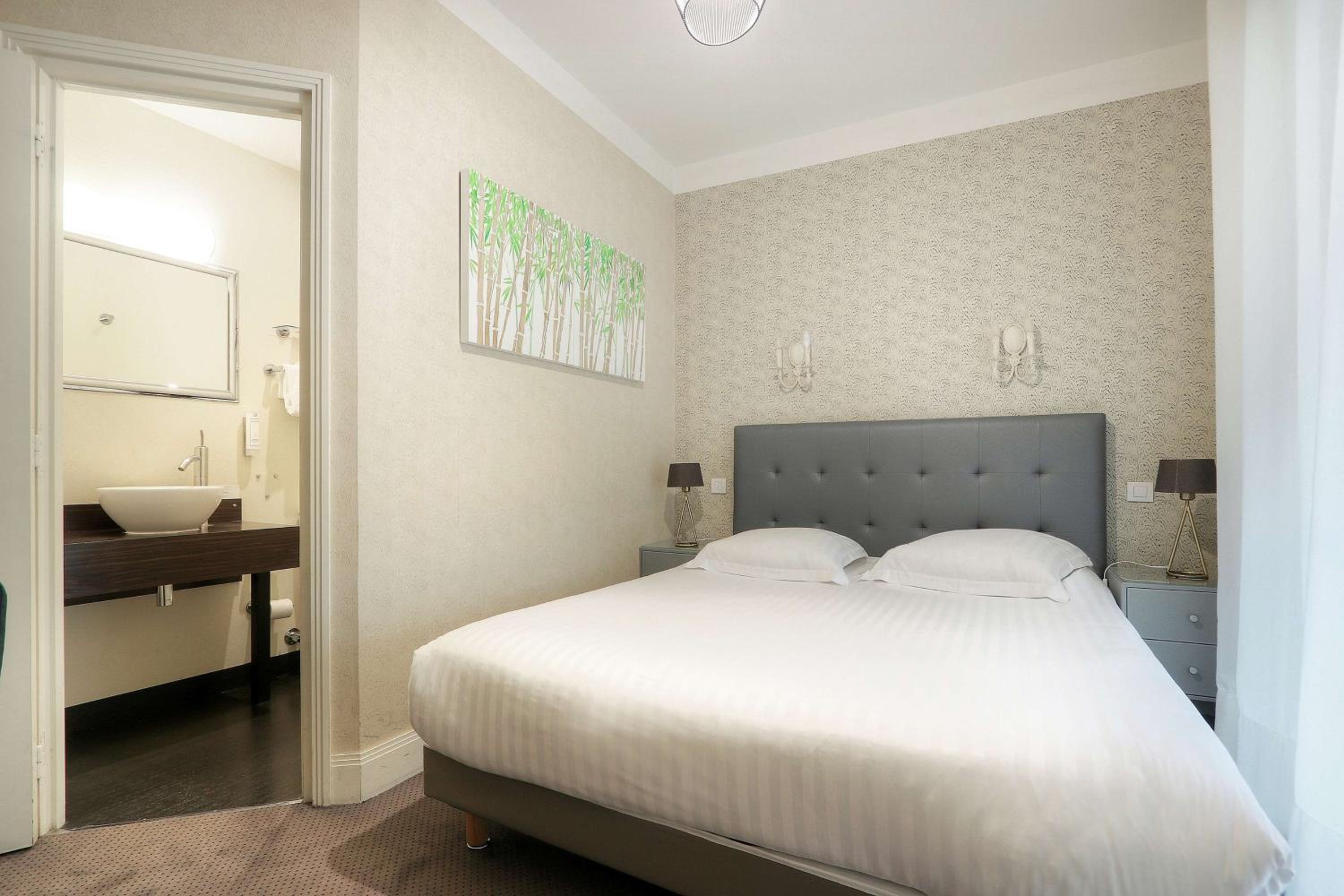 Classic Double Room - Photo 17