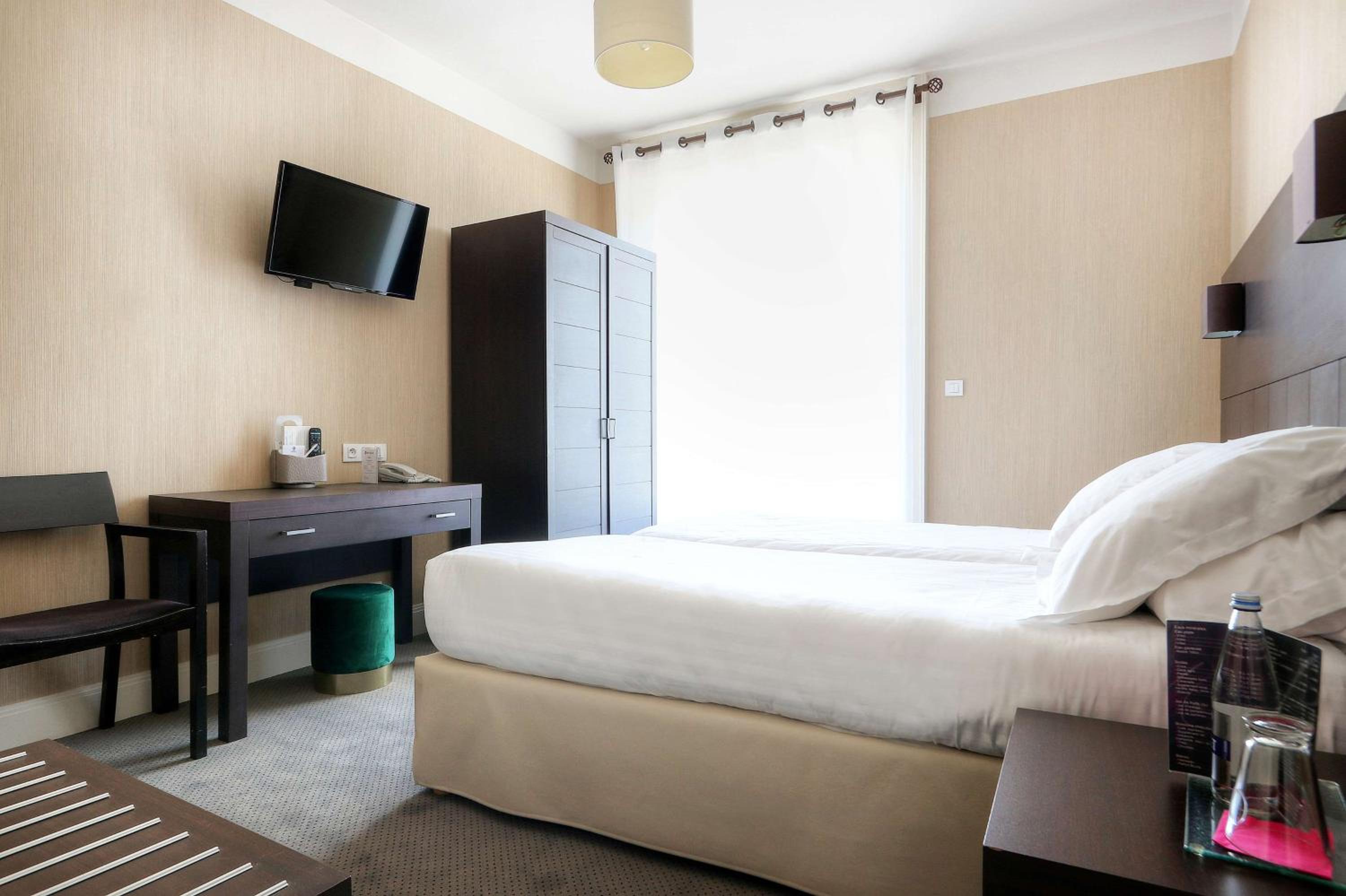 Classic Double Room with 2 Single Beds photo 2