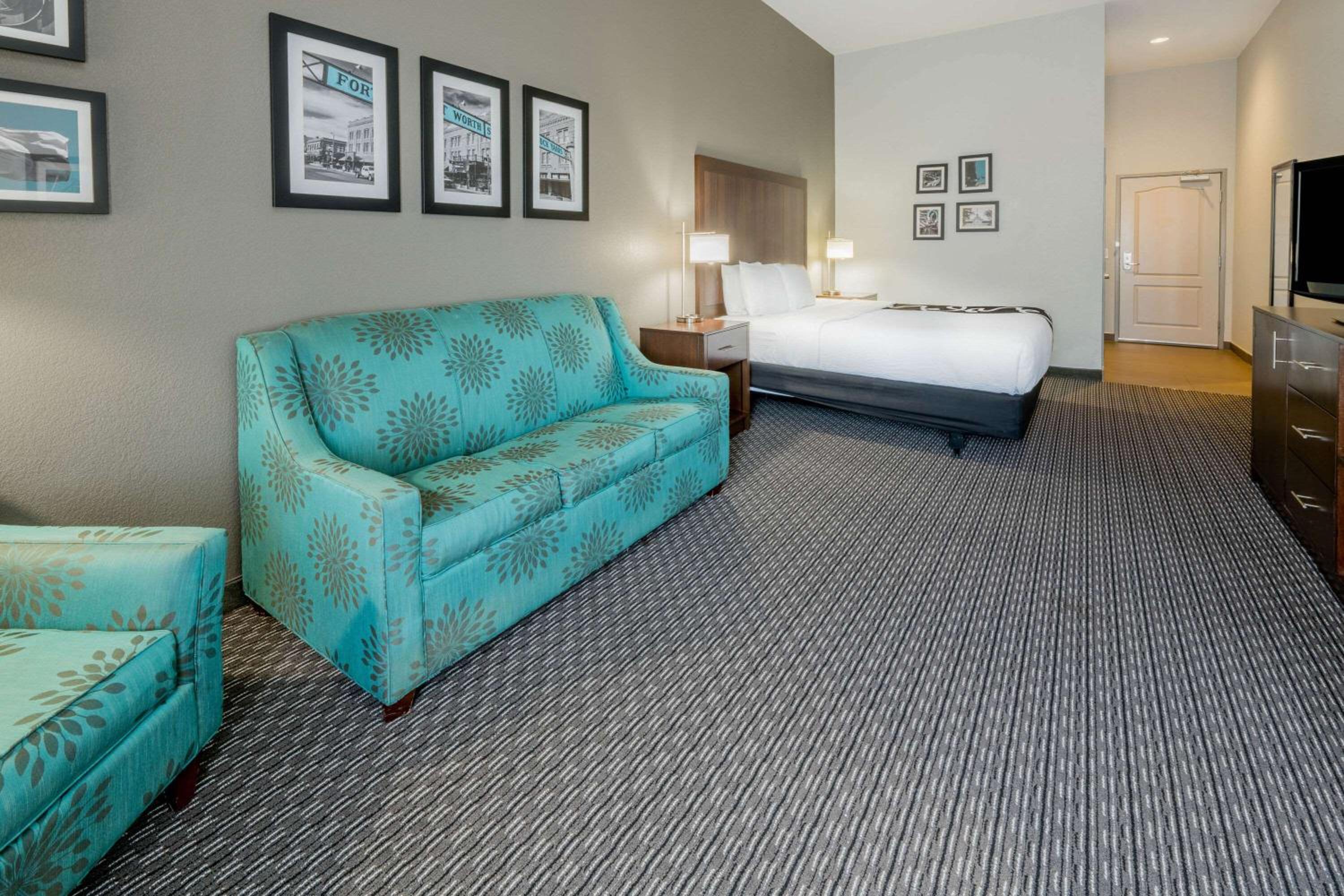 King Room with Bath Tub - Mobility Accessible/Non-Smoking - Photo 3