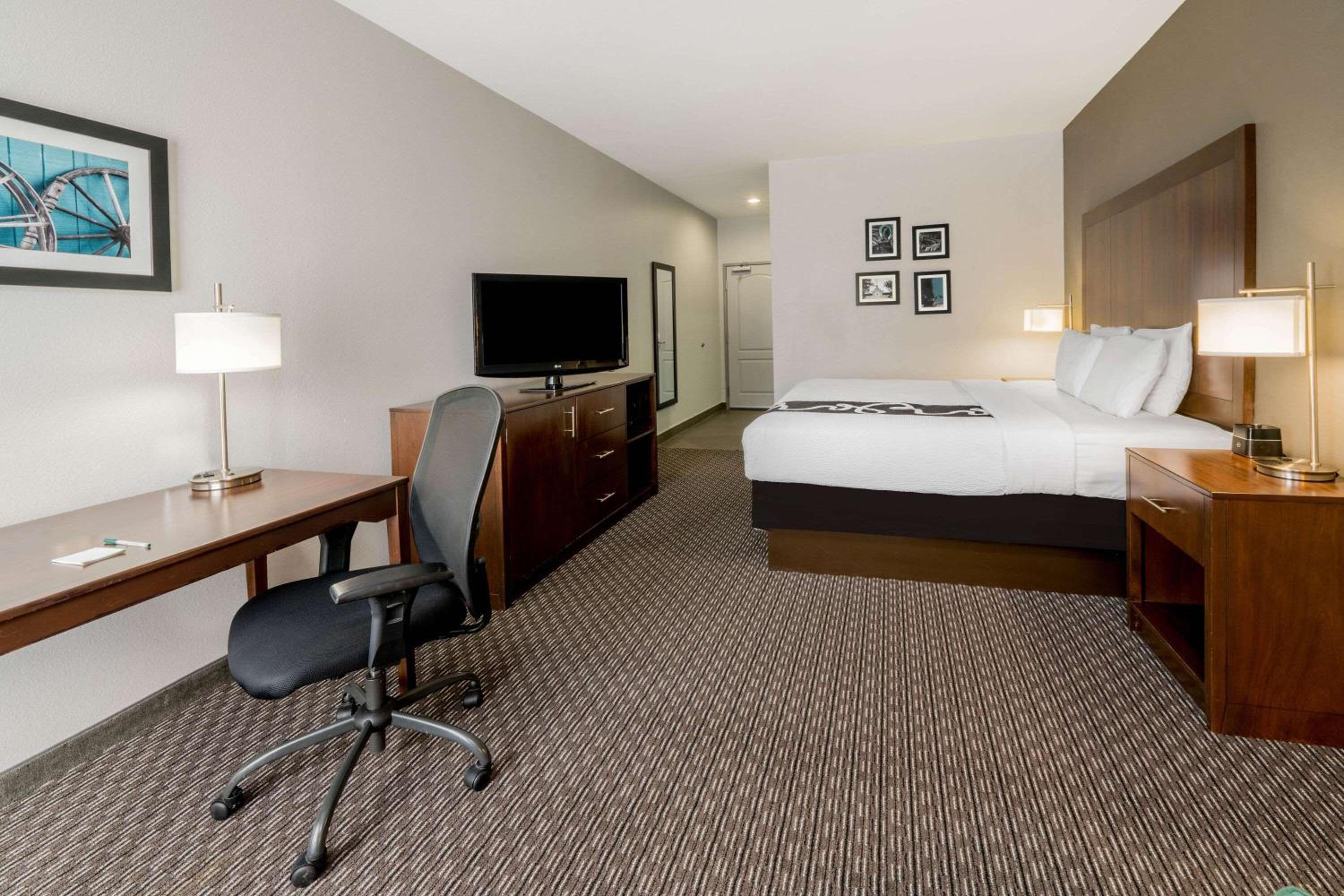 1 King Bed, Dlx Mobility/Hearing Access Family Room, Roll-In Shower, Non-Smoking - Photo 1