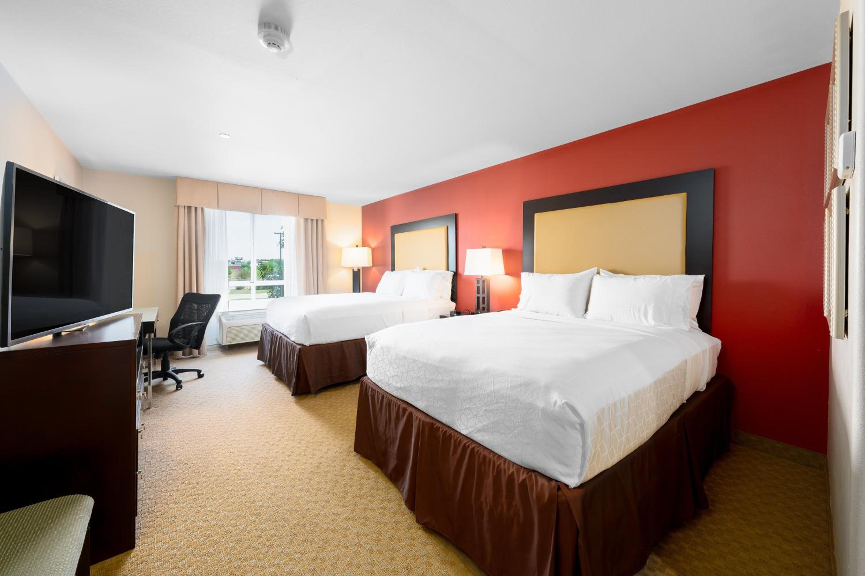 Standard Queen Room with Two Queen Beds - Photo 5